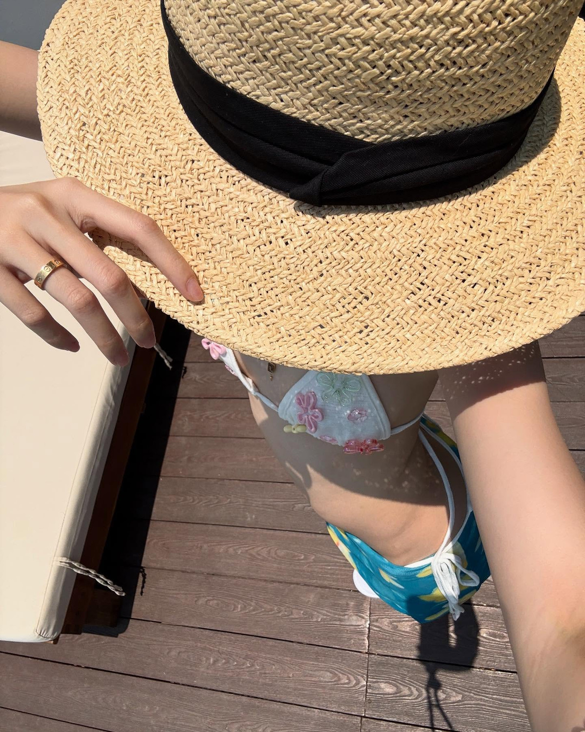 Với lợi thế dáng người mảnh khảnh cùng đôi chân dài miên man, Ly Phạm "cân đẹp" mọi phong cách từ nữ tính, trẻ trung đến cool ngầu, sang chảnh.