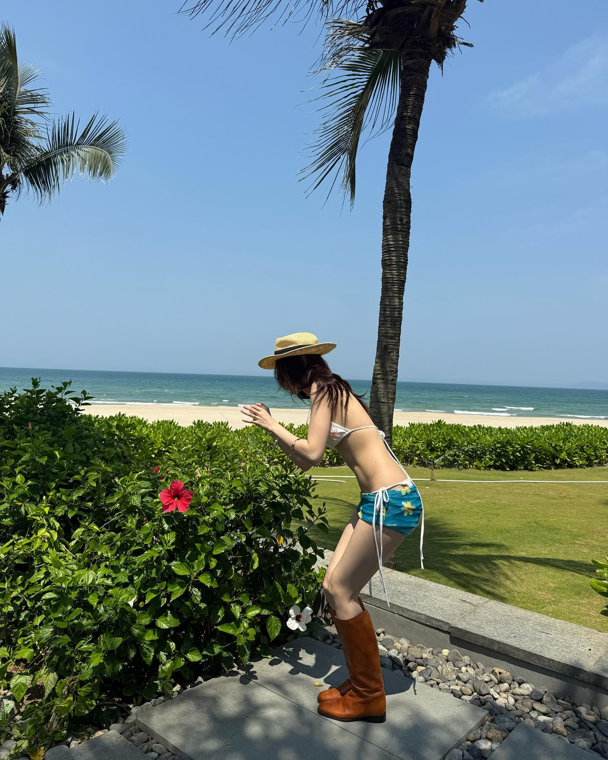 Tổng thể outfit của Ly Phạm không chỉ “ăn điểm” vì đẹp mà còn rất hợp xu hướng, đúng tinh thần resort wear - phong cách thời trang đang rất được yêu thích mỗi mùa hè.