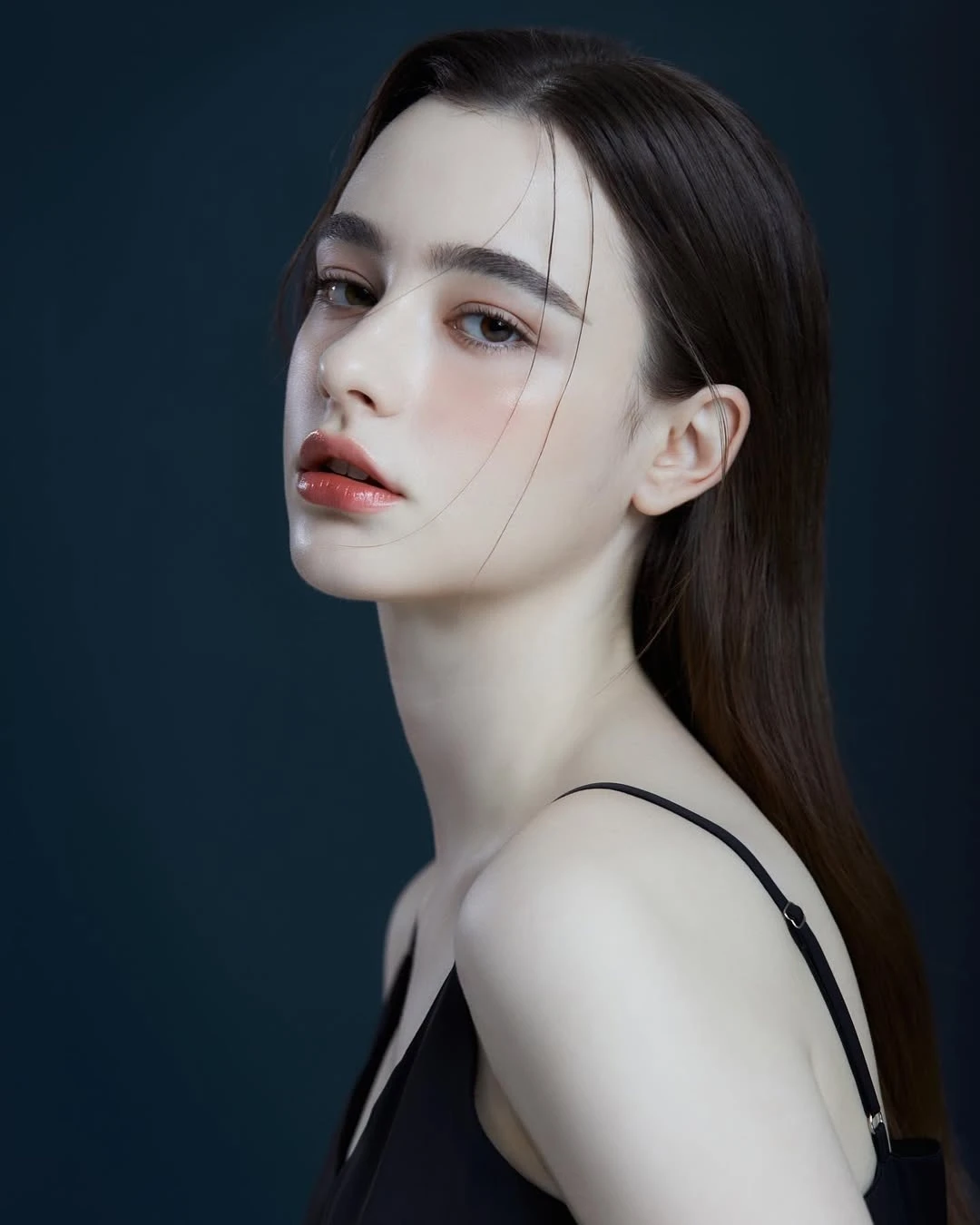 Dasha Taran sinh năm 1999 tại Nga, nổi bật với vẻ đẹp tự nhiên và cuốn hút. Cô sở hữu đôi mắt to tròn, sống mũi cao thanh tú và làn da trắng mịn màng.