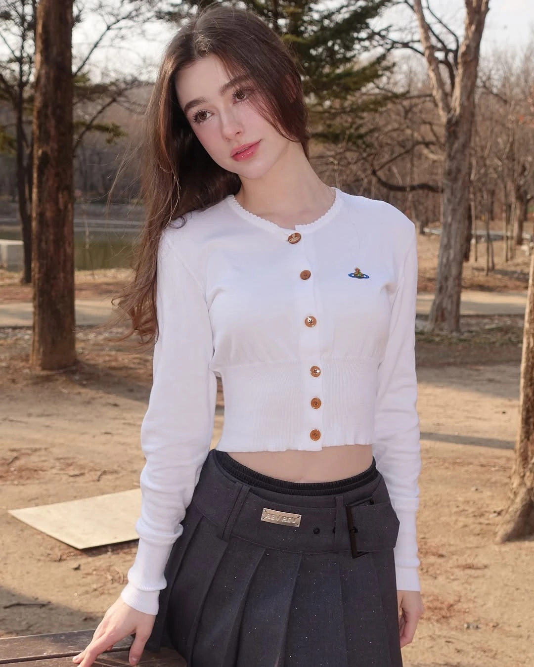 Nàng mẫu theo đuổi phong cách thời trang ngọt ngào, nữ tính, chủ yếu chọn gam màu trung tính cùng lối trang điểm nhẹ nhàng.