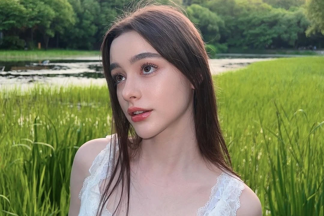 Trước khi trở thành người mẫu, Dasha bắt đầu sự nghiệp với vai trò nhiếp ảnh gia. Chính niềm đam mê nghệ thuật đã dẫn lối cô đến với công việc mẫu ảnh.