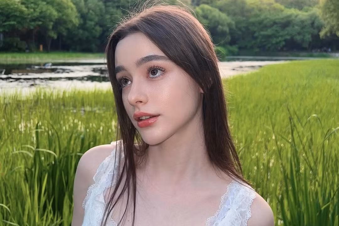 Trước khi trở thành người mẫu, Dasha bắt đầu sự nghiệp với vai trò nhiếp ảnh gia. Chính niềm đam mê nghệ thuật đã dẫn lối cô đến với công việc mẫu ảnh.