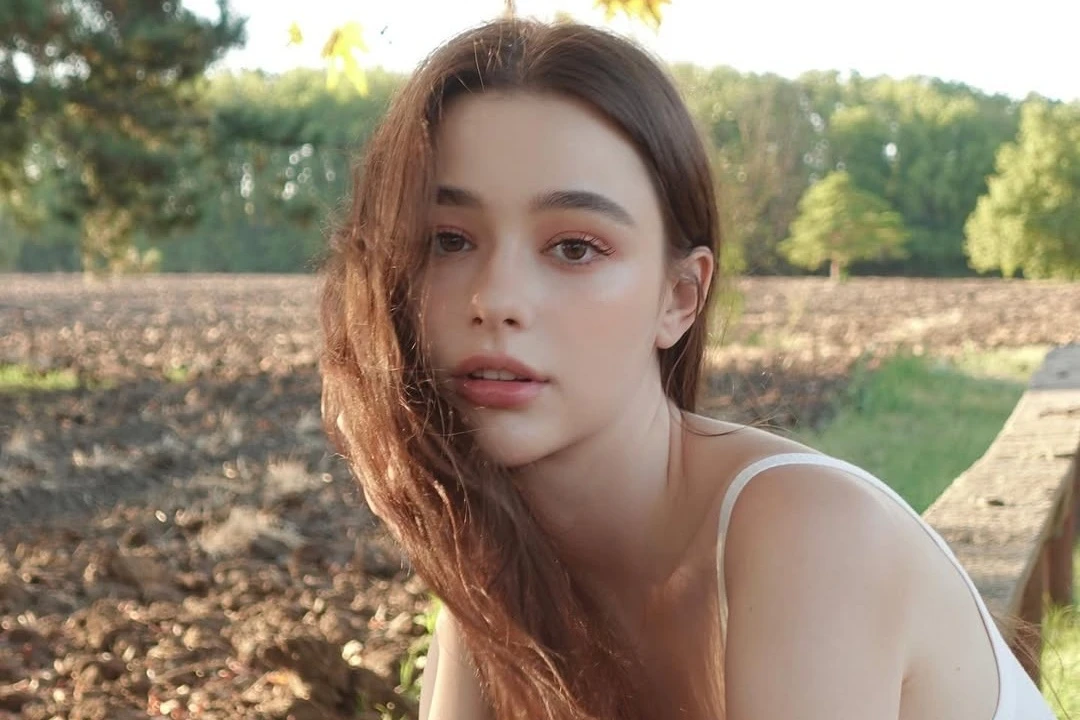 Giữa hàng loạt mỹ nhân đình đám trên mạng xã hội, Dasha Taran vẫn luôn là một cái tên nổi bật với nhan sắc tựa búp bê sống. Gương mặt hoàn hảo, đôi mắt sâu thẳm như biết nói, làn da trắng sứ không tì vết – tất cả tạo nên một vẻ đẹp thoát tục, mong manh nhưng đầy mê hoặc.