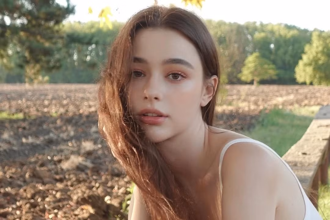 Giữa hàng loạt mỹ nhân đình đám trên mạng xã hội, Dasha Taran vẫn luôn là một cái tên nổi bật với nhan sắc tựa búp bê sống. Gương mặt hoàn hảo, đôi mắt sâu thẳm như biết nói, làn da trắng sứ không tì vết – tất cả tạo nên một vẻ đẹp thoát tục, mong manh nhưng đầy mê hoặc.