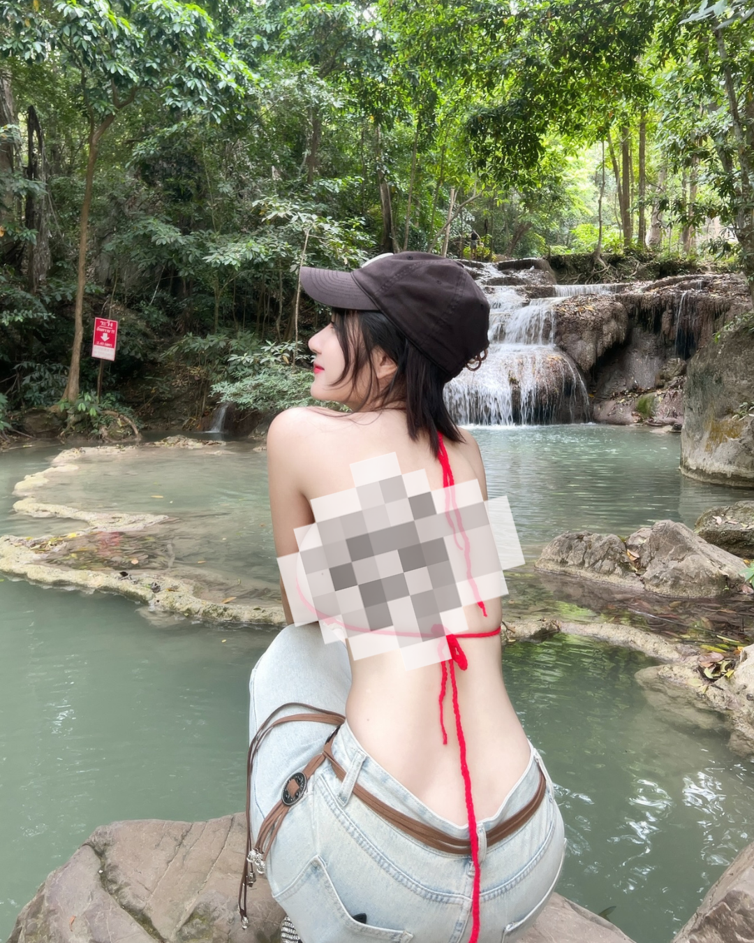 Điều khiến dân tình đặc biệt chú ý không phải là khung cảnh hữu tình, mà chính là bộ trang phục cực kỳ táo bạo mà cô đang diện: một chiếc bikini đan len đỏ rực, nhỏ gọn đến mức khiến nhiều người “nín thở”.