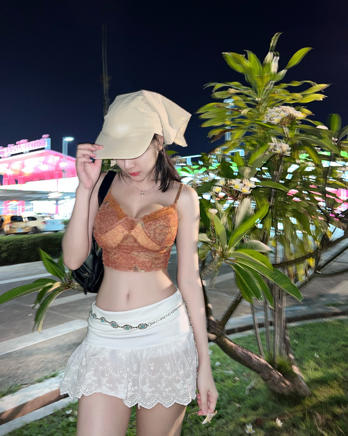 Hiện tại, loạt ảnh nói trên đã thu hút hơn 12.000 lượt yêu thích cùng hàng nghìn bình luận.