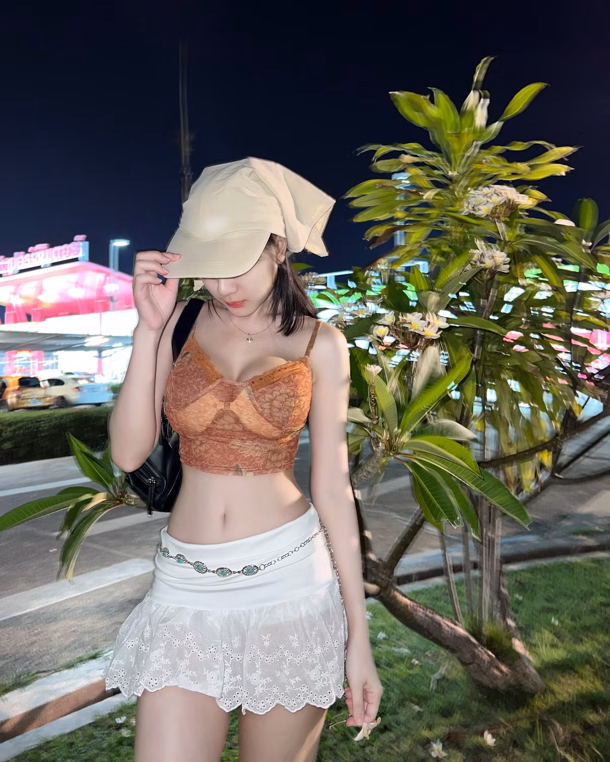 Hiện tại, loạt ảnh nói trên đã thu hút hơn 12.000 lượt yêu thích cùng hàng nghìn bình luận.