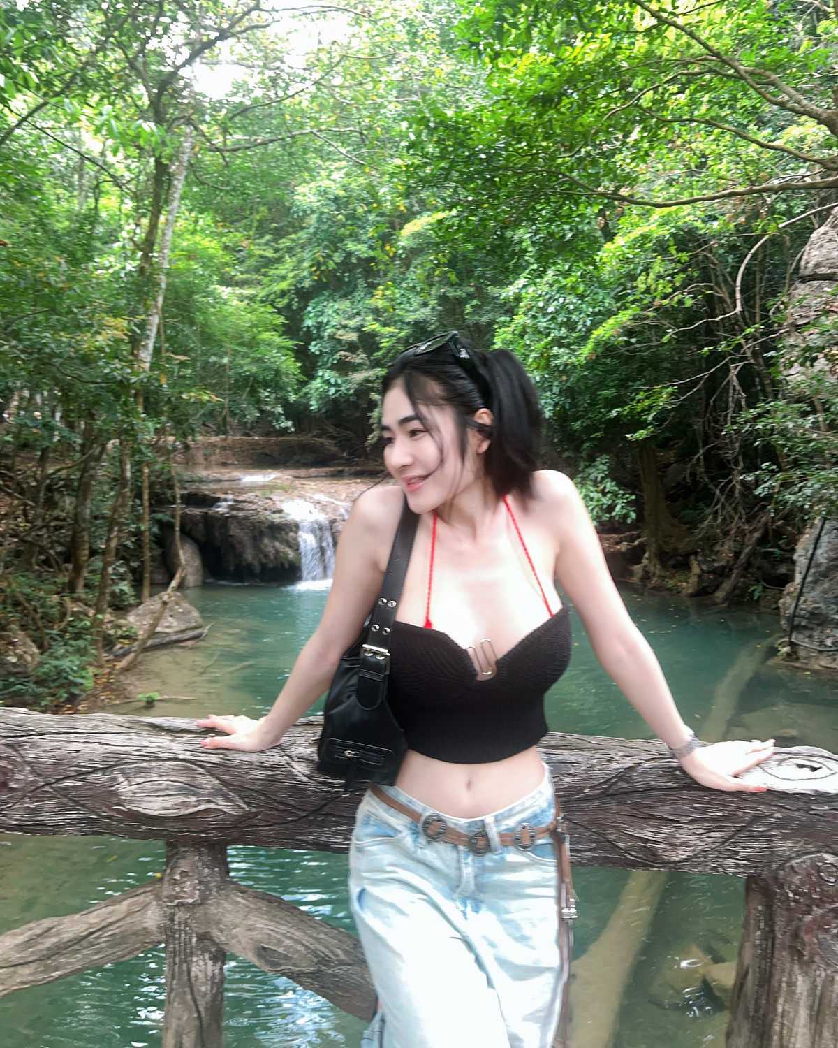 Trong những bức ảnh đời thường khác, cô nàng cũng thể hiện phong cách thời trang khá phóng khoáng, thường xuyên diện áo cúp ngực ôm sát khoe trọn đường cong.