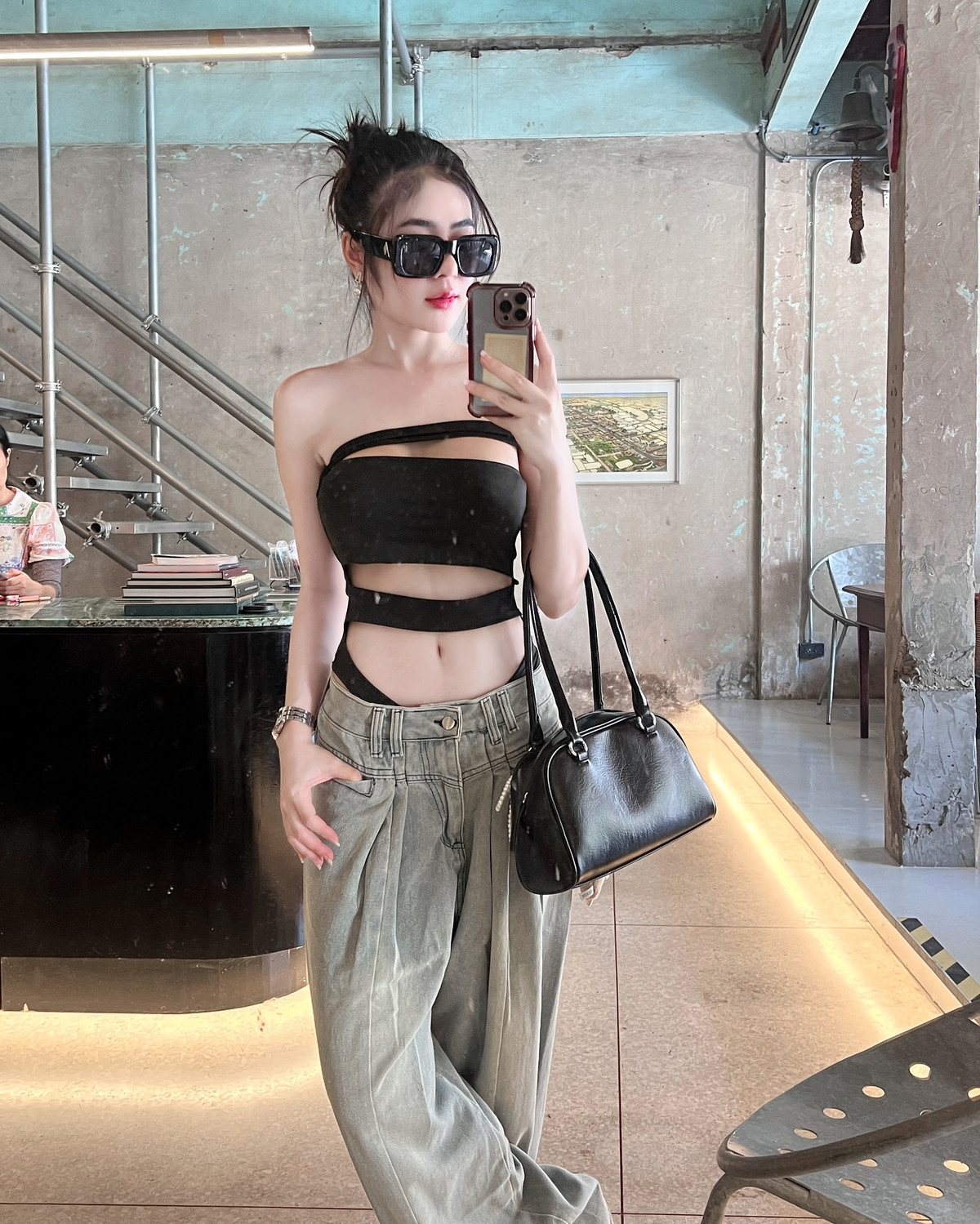 Phong cách thời trang phóng khoáng cùng biểu cảm cuốn hút đã nhanh chóng giúp loạt ảnh của cô lan truyền mạnh mẽ trên các nền tảng mạng xã hội.