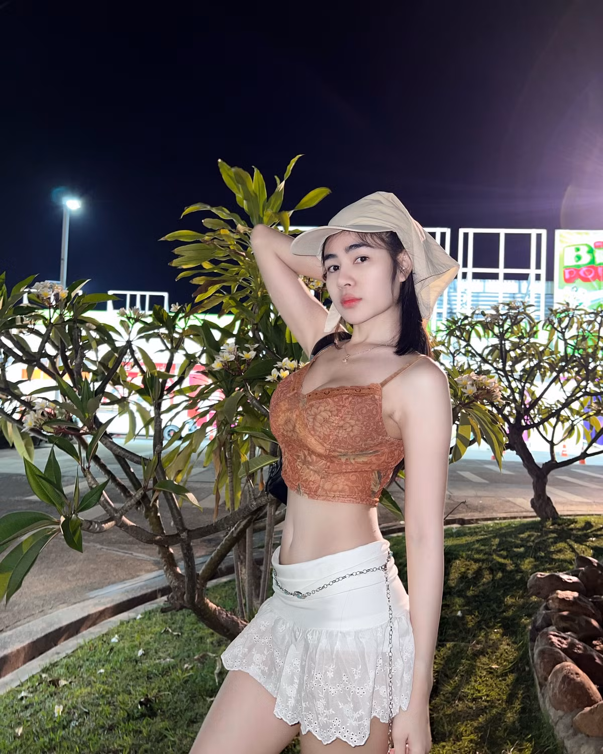 Một số khác cho rằng cô nàng mặc như vậy chủ yếu để "câu view", thu hút sự chú ý mà thôi.