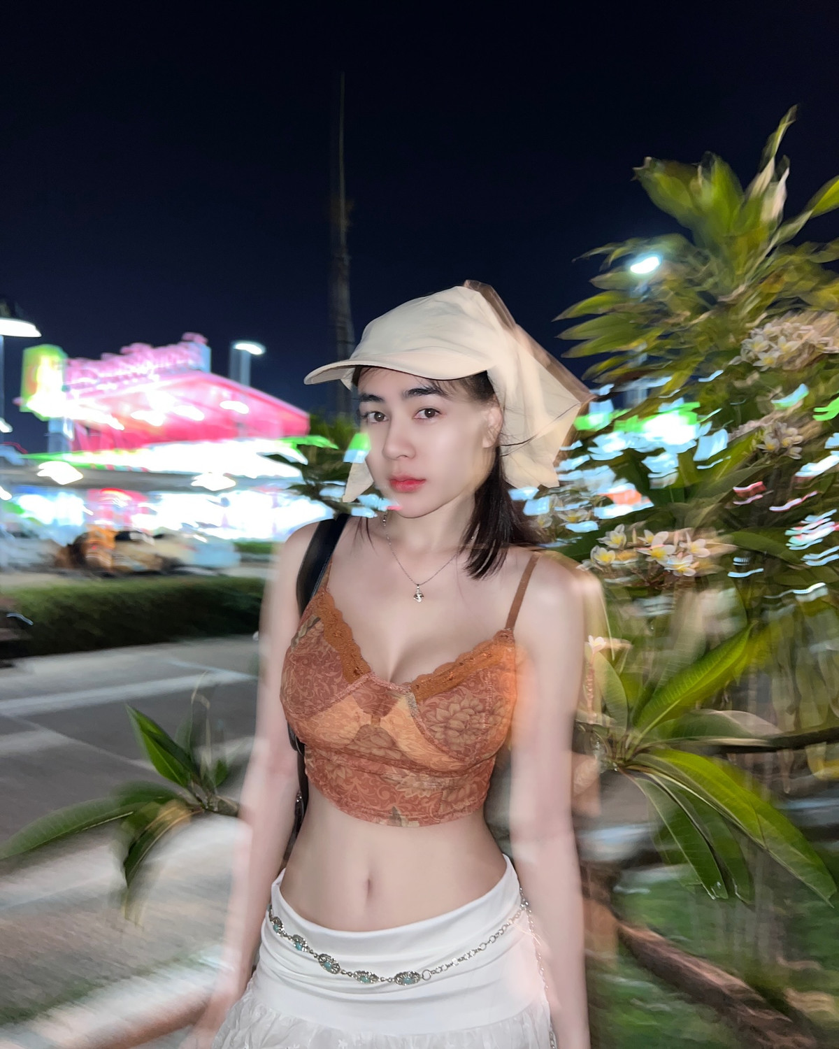 Tuy nhiên, bên cạnh những lời khen về sắc vóc và gu thời trang, không ít ý kiến cho rằng trang phục mà cô diện có phần quá táo bạo, không phù hợp với không gian thiên nhiên công cộng như thác nước, suối rừng.