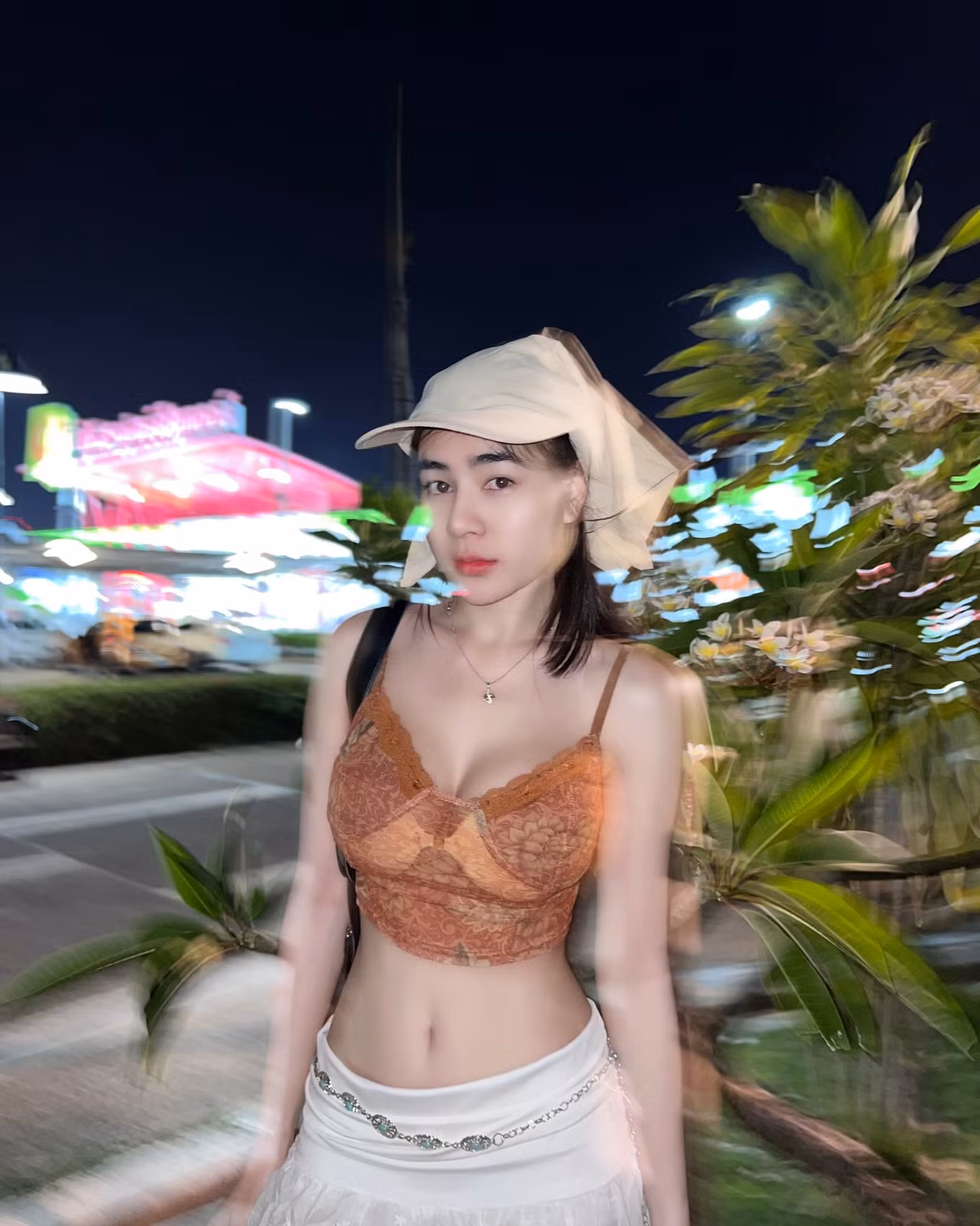 Tuy nhiên, bên cạnh những lời khen về sắc vóc và gu thời trang, không ít ý kiến cho rằng trang phục mà cô diện có phần quá táo bạo, không phù hợp với không gian thiên nhiên công cộng như thác nước, suối rừng.