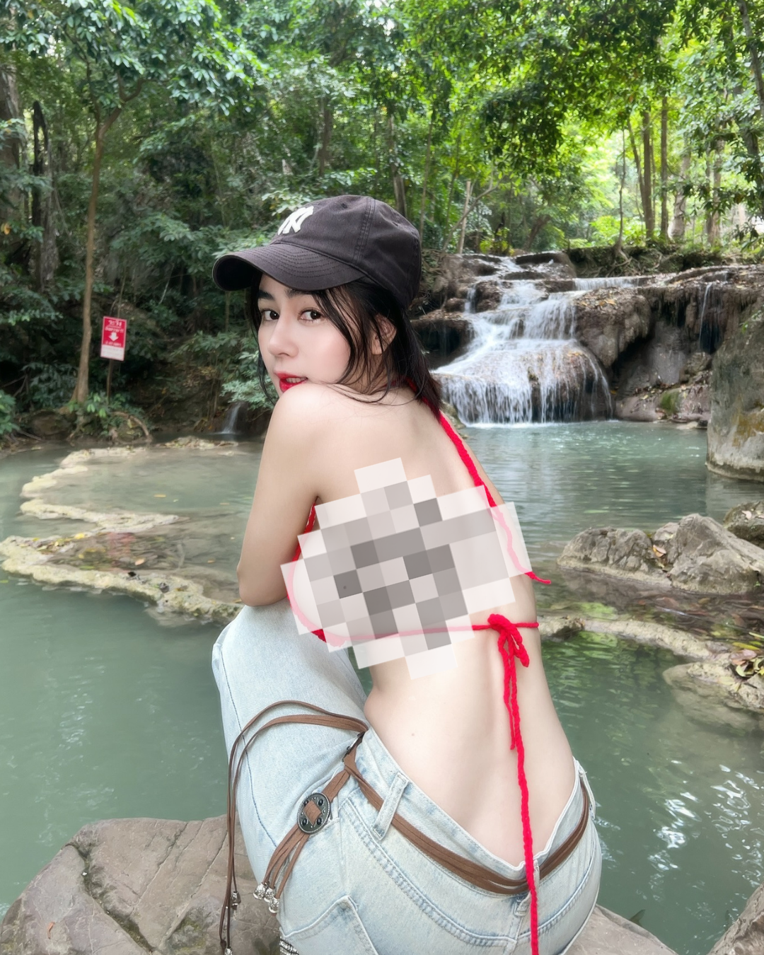 Một cô gái xinh đẹp đã khiến cộng đồng mạng "đứng ngồi không yên" khi chia sẻ loạt ảnh check-in bên dòng suối xanh biếc giữa rừng núi hoang sơ.