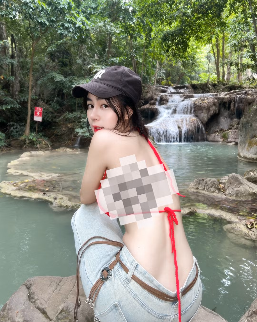 Một cô gái xinh đẹp đã khiến cộng đồng mạng "đứng ngồi không yên" khi chia sẻ loạt ảnh check-in bên dòng suối xanh biếc giữa rừng núi hoang sơ.