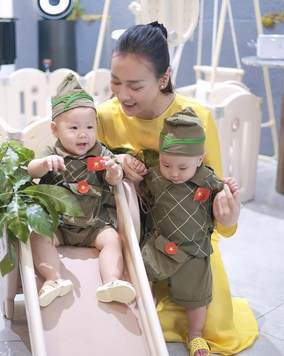 Trong bộ ảnh mừng Đại lễ, hai bé Jimmy và Jenny nhà Phương Oanh khiến dân mạng "tan chảy" khi khoác lên mình những bộ outfit "chiến sĩ nhí" siêu xinh xắn.