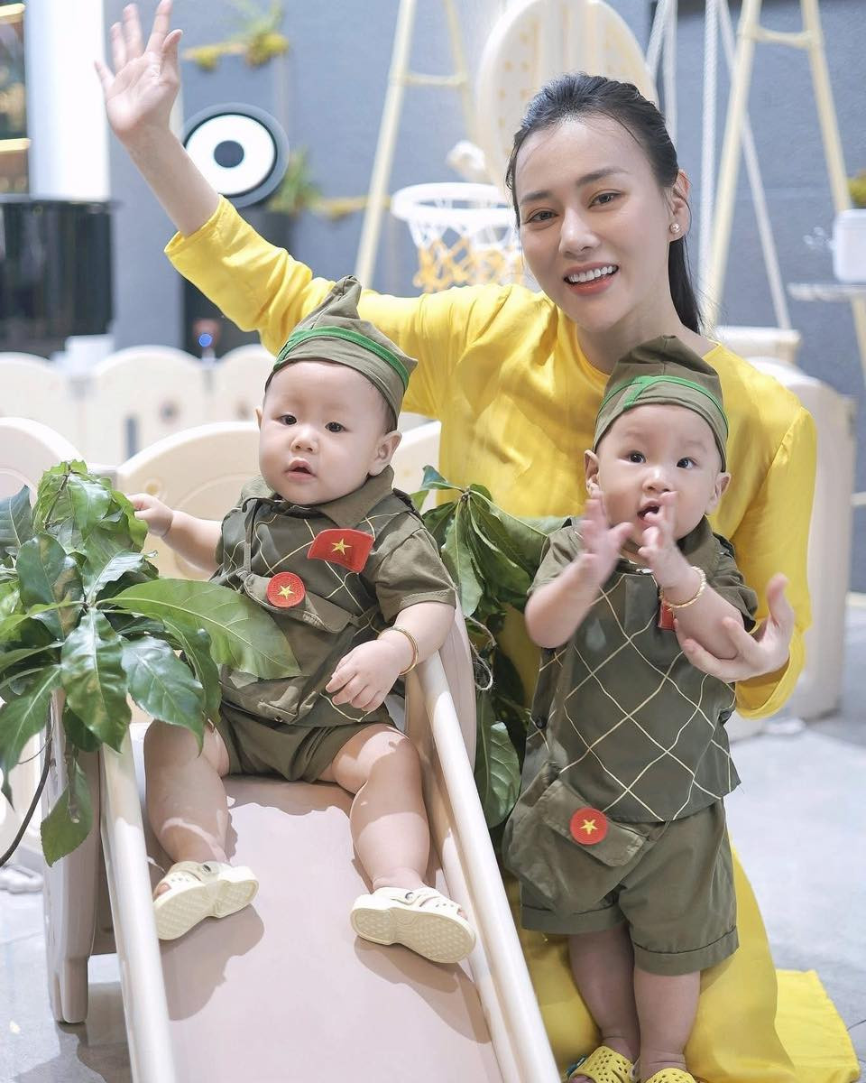 Nhân dịp Đại lễ 30/4 - 1/5, diễn viên Phương Oanh đã chia sẻ loạt khoảnh khắc siêu dễ thương của hai thiên thần nhỏ nhà mình – bé Jimmy và Jenny – khiến cộng đồng mạng “rụng tim”.
