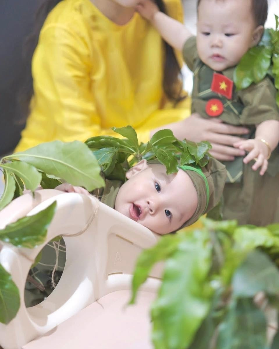 Để hoàn thiện tổng thể, hai bé còn được mẹ đội mũ tai bèo ngộ nghĩnh, vừa hợp chủ đề vừa tăng độ đáng yêu "level max". Phụ kiện đi kèm như giày sandal và vòng tay nhỏ xinh cũng được lựa chọn tinh tế, tạo cảm giác năng động, khỏe khoắn nhưng vẫn giữ nét ngây thơ đúng tuổi.