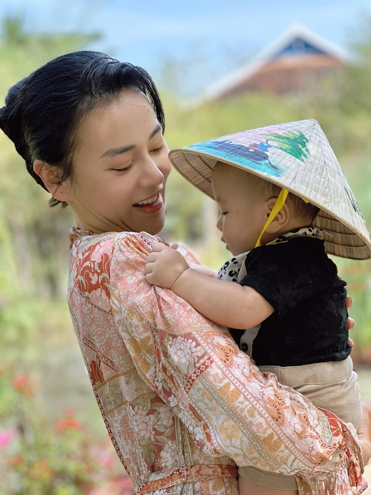 Hai nhóc tỳ được nhiều người nhận xét càng lớn càng thừa hưởng nhiều nét giống bố.