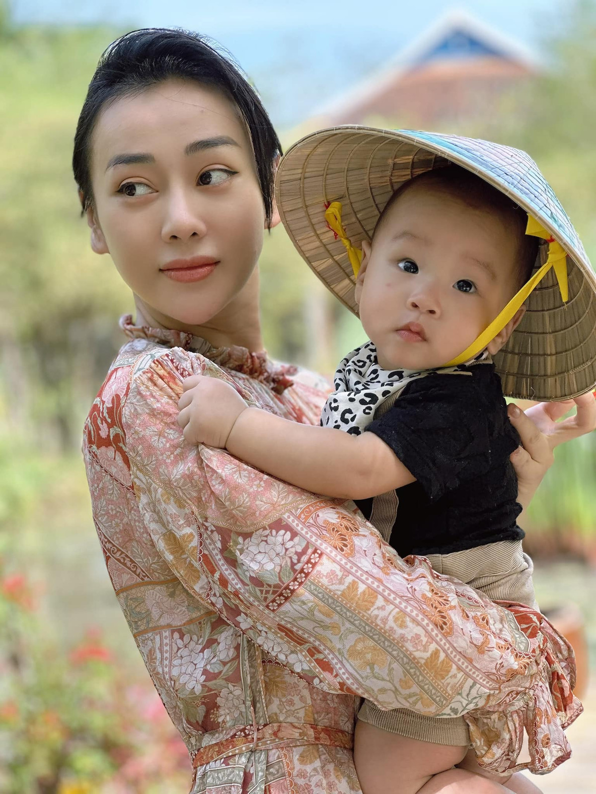 Cuộc sống gia đình của nữ diễn viên cùng chồng doanh nhân được nhiều khán giả theo dõi và nhận được nhiều sự yêu thích từ cộng đồng mạng.