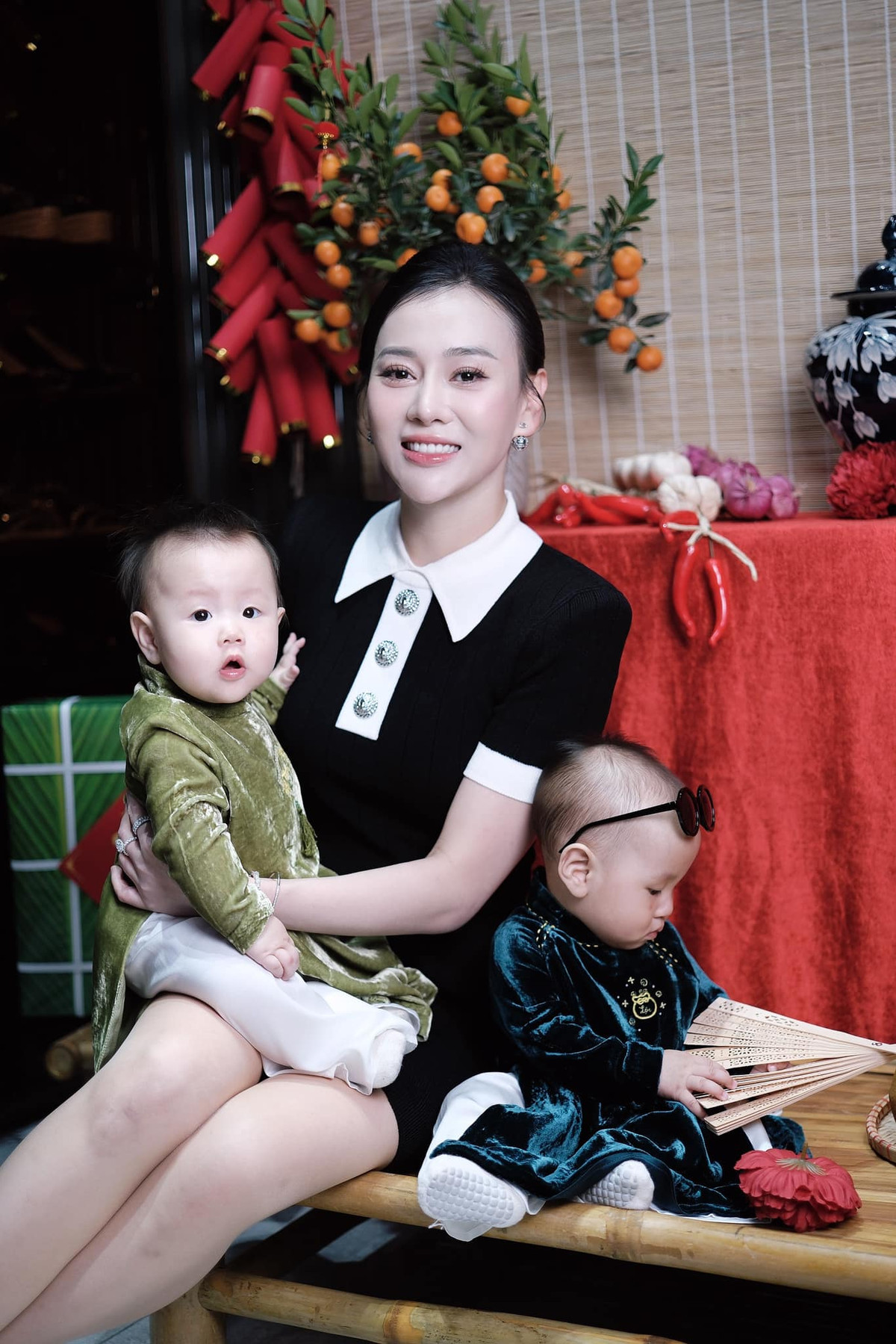 Phương Oanh - shark Bình chính thức trở thành vợ chồng vào tháng 6/2023. Gần 1 năm sau đó, cặp đôi chào đón hai thiên thần nhỏ Jimmy và Jenny ra đời.