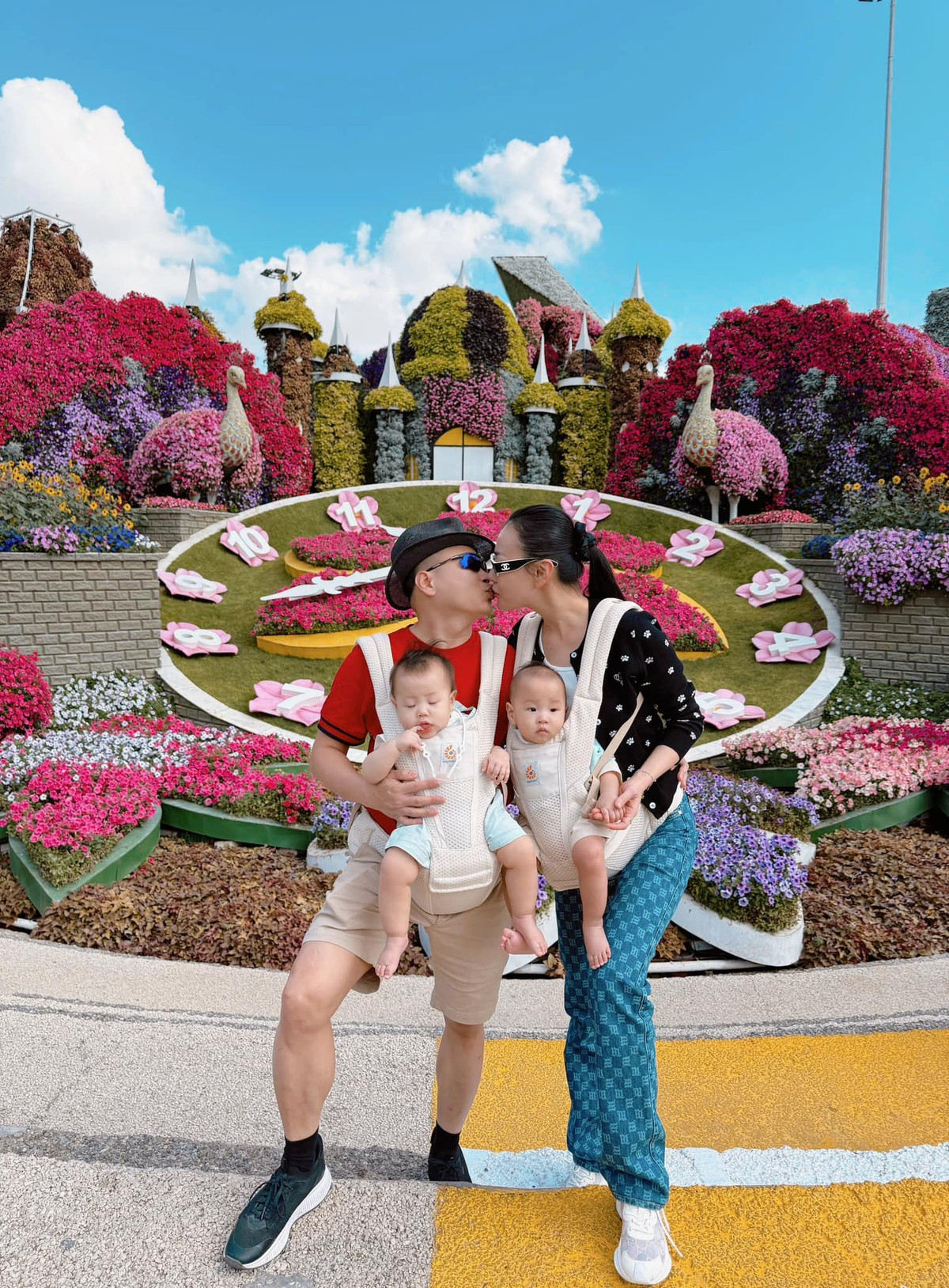 Ngay sau khi loạt ảnh được đăng tải, dân mạng đã không ngừng "thả tim" và để lại bình luận khen ngợi vẻ dễ thương, chững chạc của hai bé.