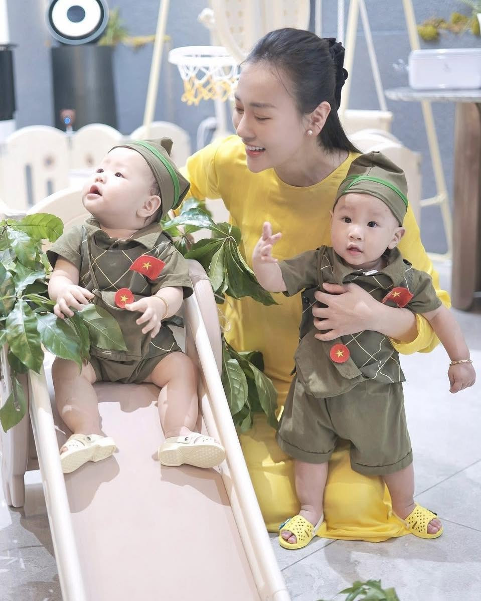 Bộ trang phục lấy cảm hứng từ hình ảnh anh bộ đội cụ Hồ, gồm áo sơ mi xanh rêu phối cùng quần short ton-sur-ton, được nhấn nhá bằng các họa tiết chỉ vàng tinh tế và ngôi sao đỏ nổi bật – biểu tượng tự hào của dân tộc.