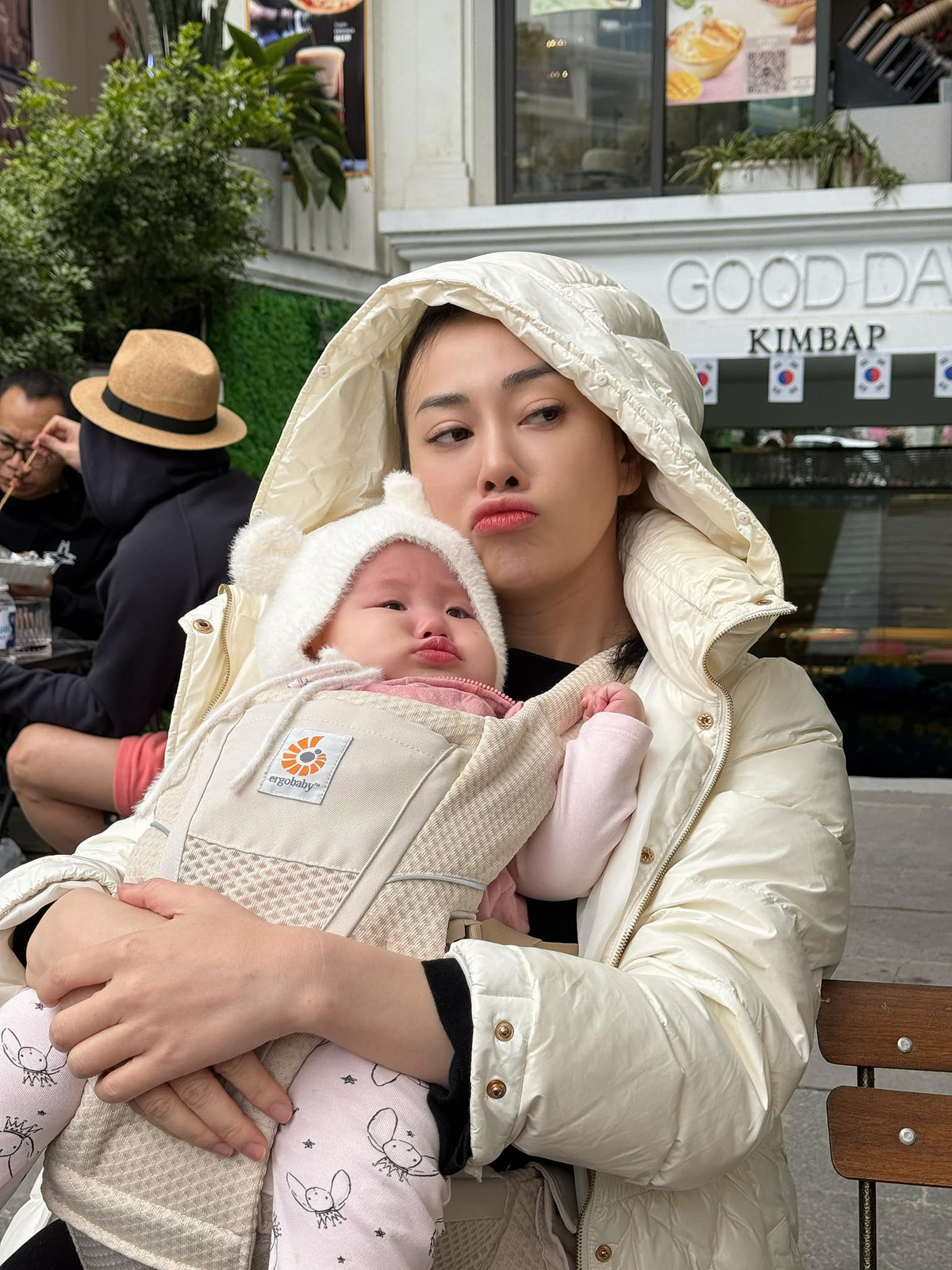 Sau khi chính thức bước chân vào hội “nghiện con”, Phương Oanh thường xuyên đăng tải hình ảnh, video về con lên mạng xã hội.