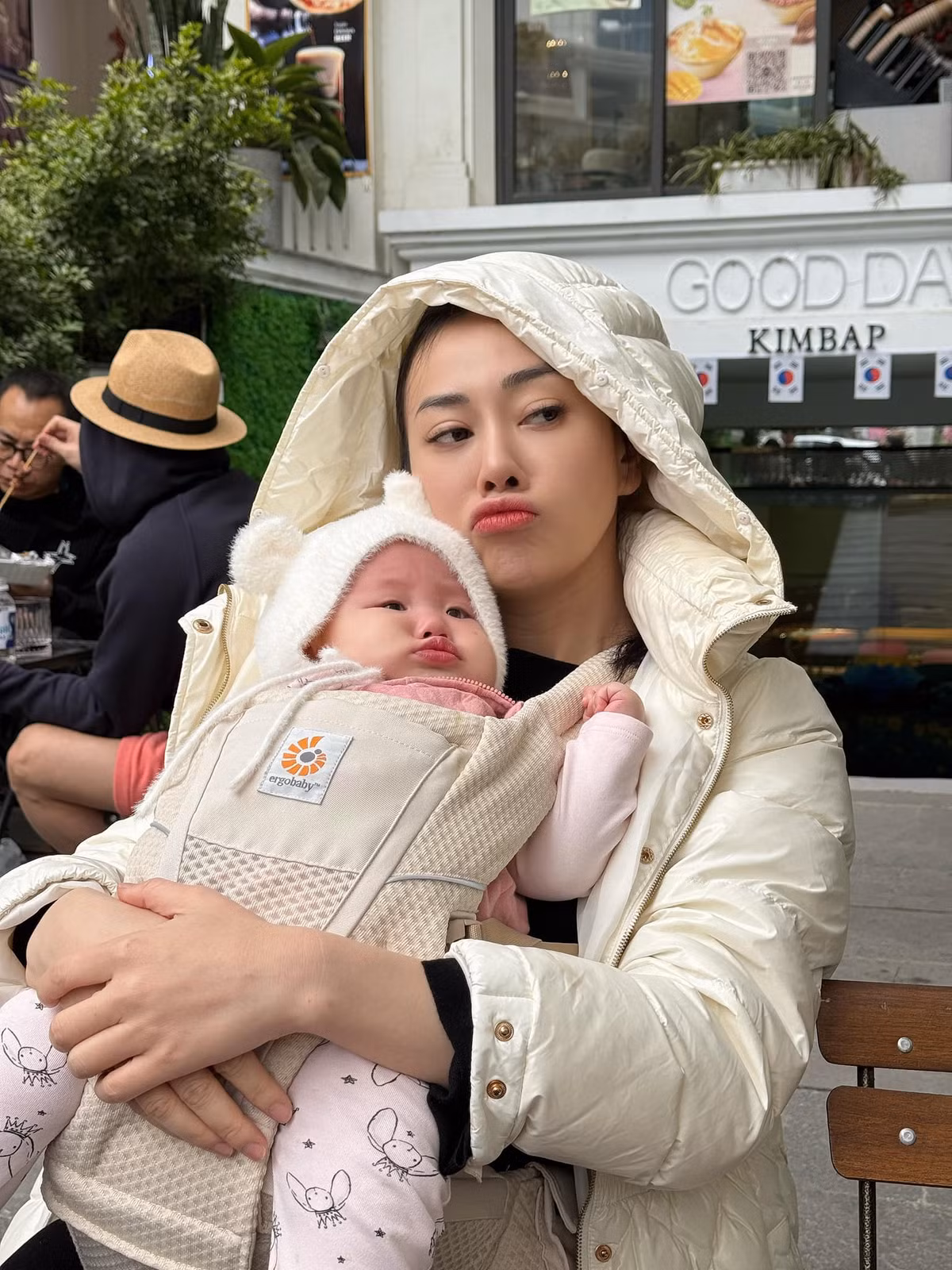 Sau khi chính thức bước chân vào hội “nghiện con”, Phương Oanh thường xuyên đăng tải hình ảnh, video về con lên mạng xã hội.