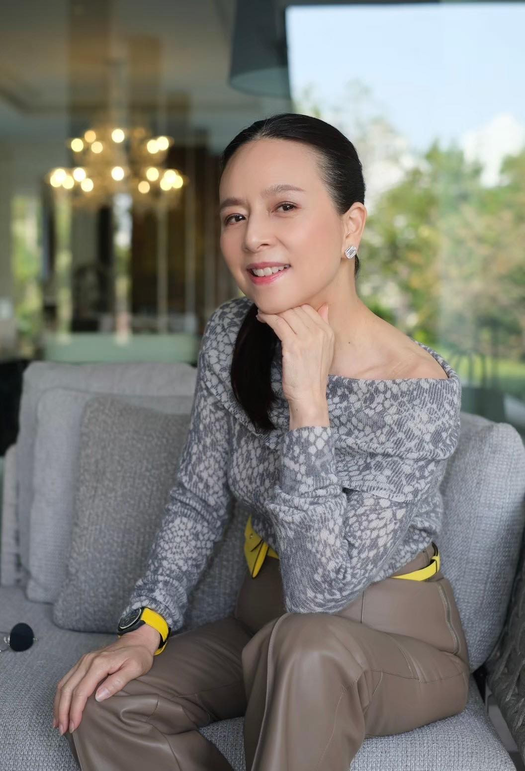 Madam Pang không chỉ là một doanh nhân thành đạt mà còn là Chủ tịch Hiệp hội Bóng đá Thái Lan (FAT) và là người đứng sau những thành công của bóng đá Thái Lan trong thời gian qua.