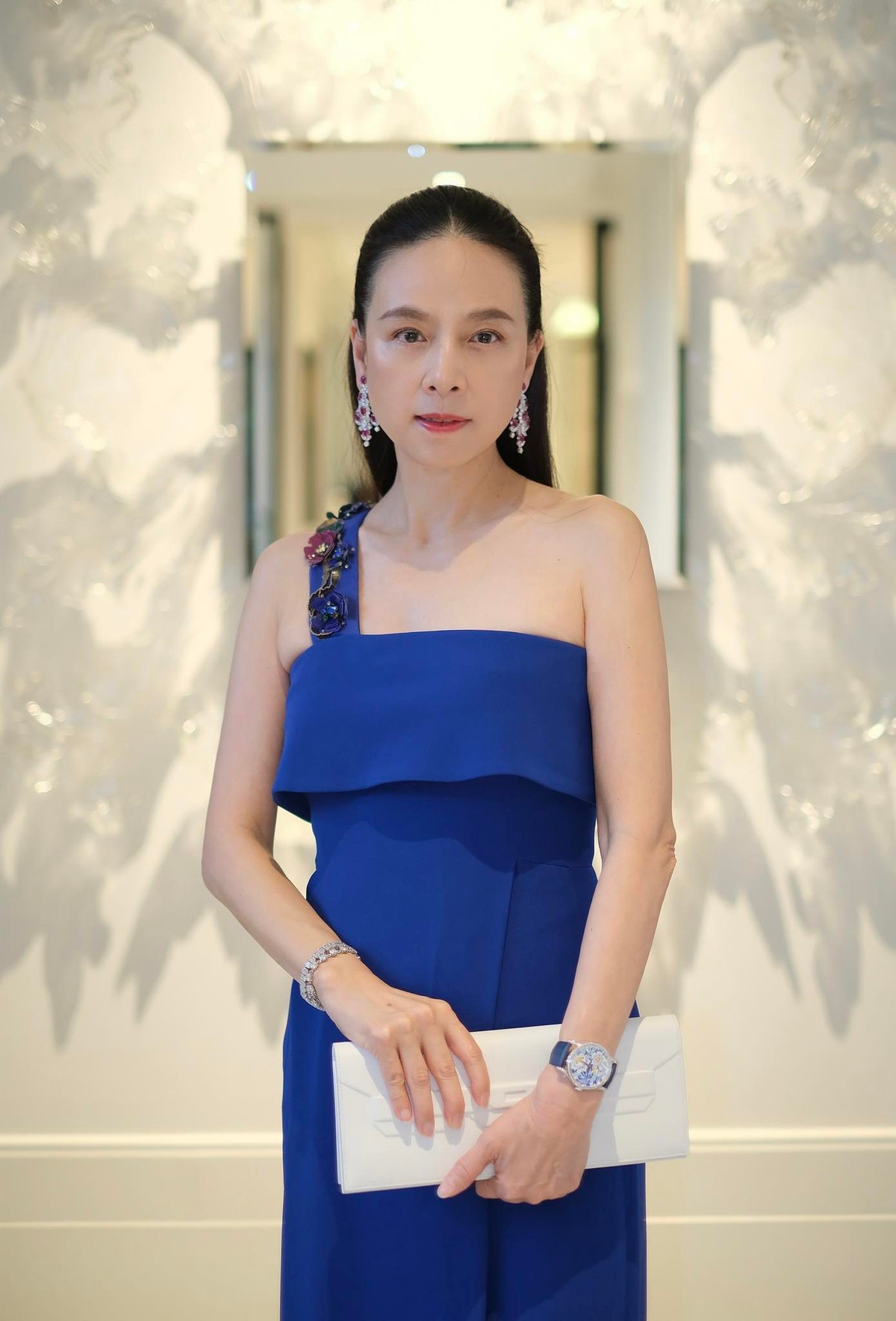 Xuất thân từ gia tộc Lamsam – một trong những gia tộc giàu có bậc nhất Thái Lan, bà hiện nắm giữ nhiều vị trí quan trọng trong lĩnh vực tài chính, bảo hiểm và phân phối.