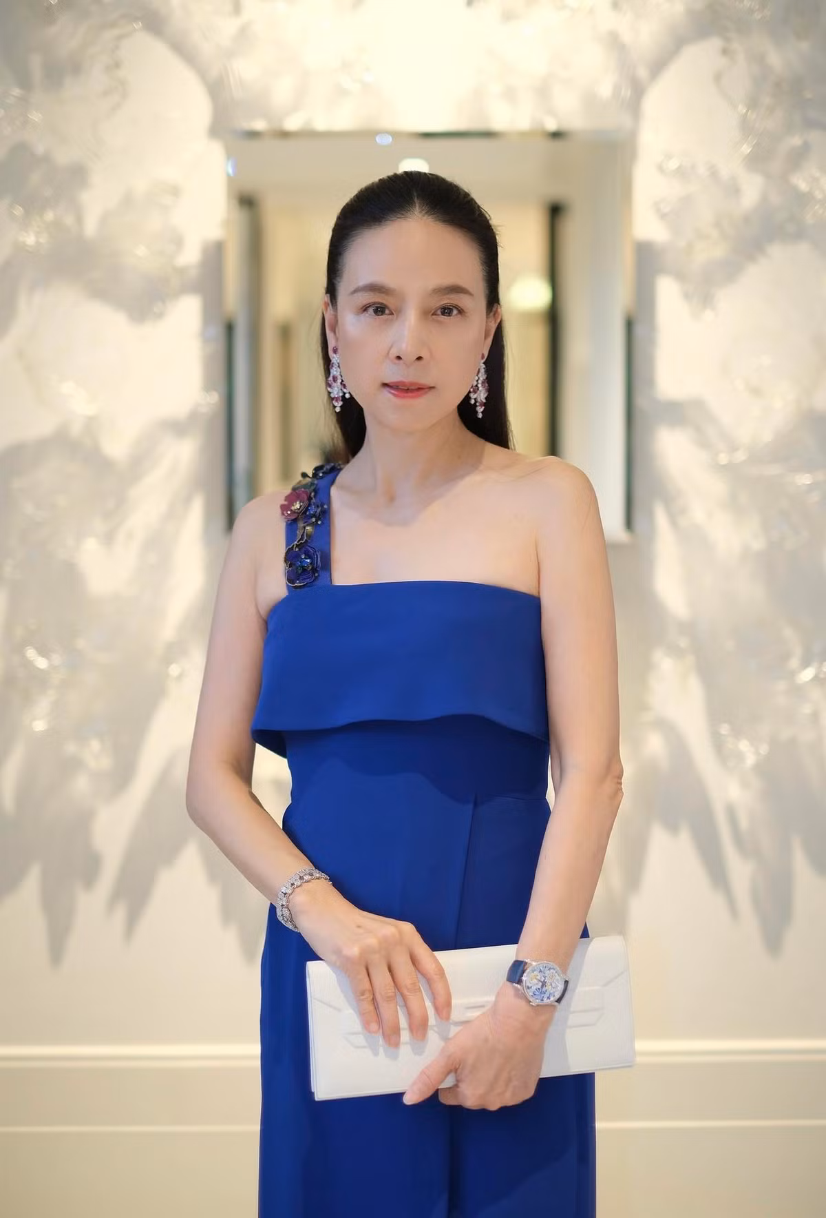 Xuất thân từ gia tộc Lamsam – một trong những gia tộc giàu có bậc nhất Thái Lan, bà hiện nắm giữ nhiều vị trí quan trọng trong lĩnh vực tài chính, bảo hiểm và phân phối.