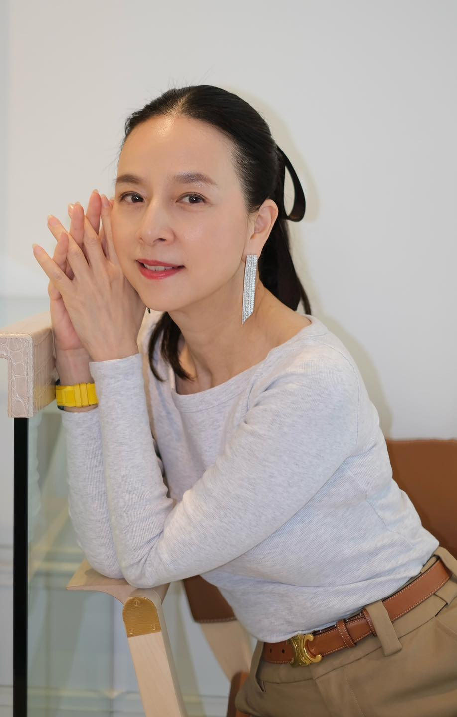 Với vẻ ngoài sang trọng, phong thái đĩnh đạc nhưng vẫn đầy gần gũi, bà đã thay đổi diện mạo của bóng đá Thái Lan và trở thành hình mẫu lãnh đạo hiếm có trong thế giới thể thao khu vực Đông Nam Á.