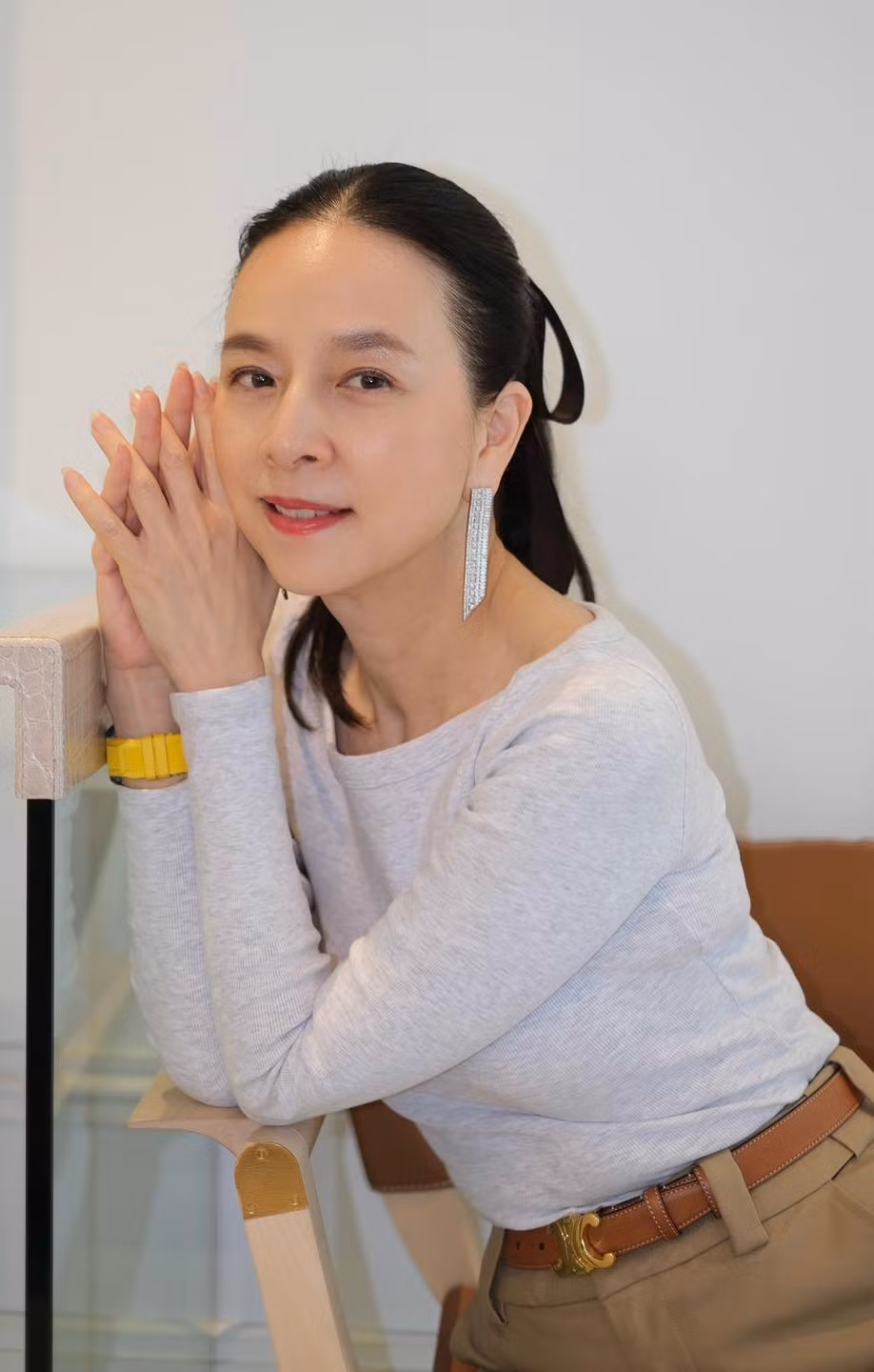 Với vẻ ngoài sang trọng, phong thái đĩnh đạc nhưng vẫn đầy gần gũi, bà đã thay đổi diện mạo của bóng đá Thái Lan và trở thành hình mẫu lãnh đạo hiếm có trong thế giới thể thao khu vực Đông Nam Á.