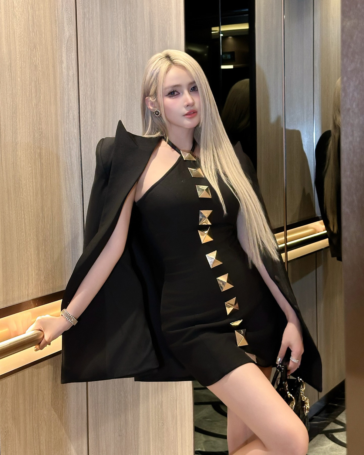 Không gian thang máy tưởng chừng đơn điệu bỗng chốc trở thành “sàn catwalk mini” khi nữ DJ đình đám Jenny Yến xuất hiện với thần thái và phong cách không thể chê vào đâu được.