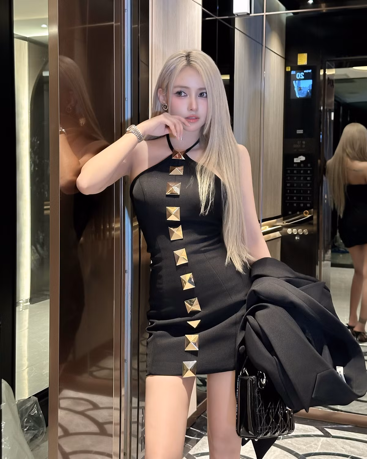 Diện chiếc váy ôm body tông đen tuyền điểm xuyết những chi tiết kim loại hình khối độc đáo, Jenny Yến khiến dân mạng “xịt máu mũi” bởi vẻ ngoài quá đỗi cuốn hút.