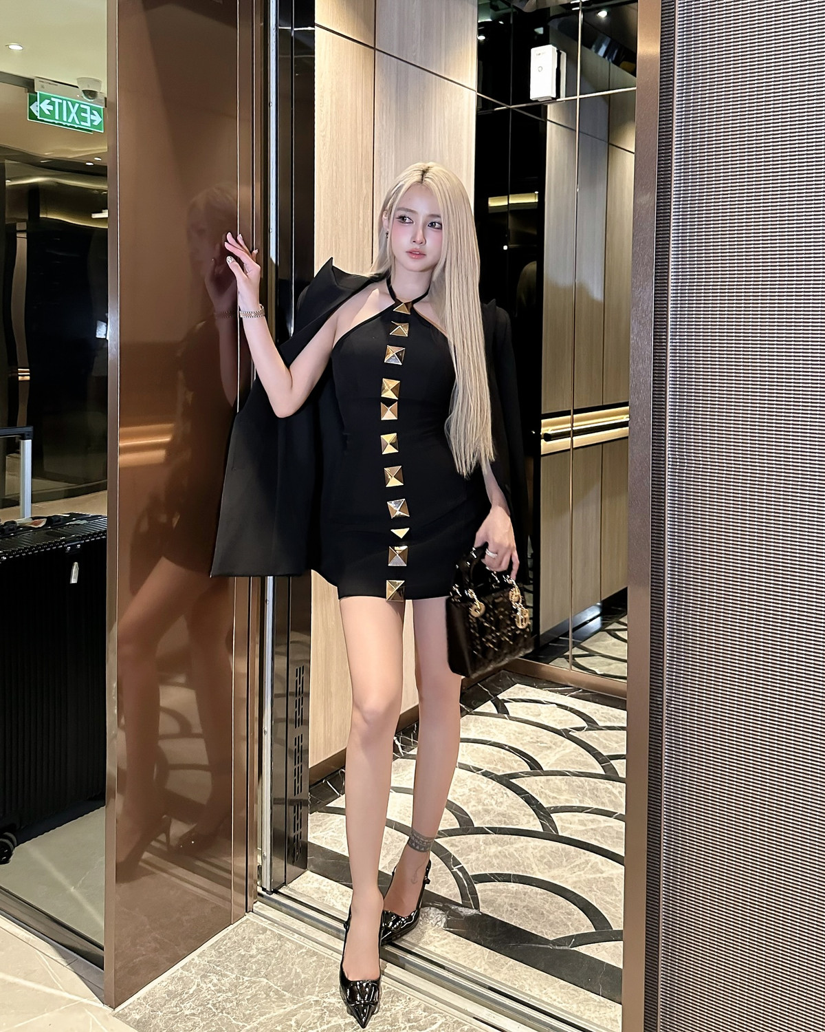 Bộ trang phục không chỉ tôn trọn đường cong quyến rũ mà còn toát lên khí chất sang chảnh, đẳng cấp. Chiếc áo khoác hững hờ trên vai càng làm nổi bật vóc dáng “chuẩn chỉnh” và phong cách thời thượng của cô nàng.