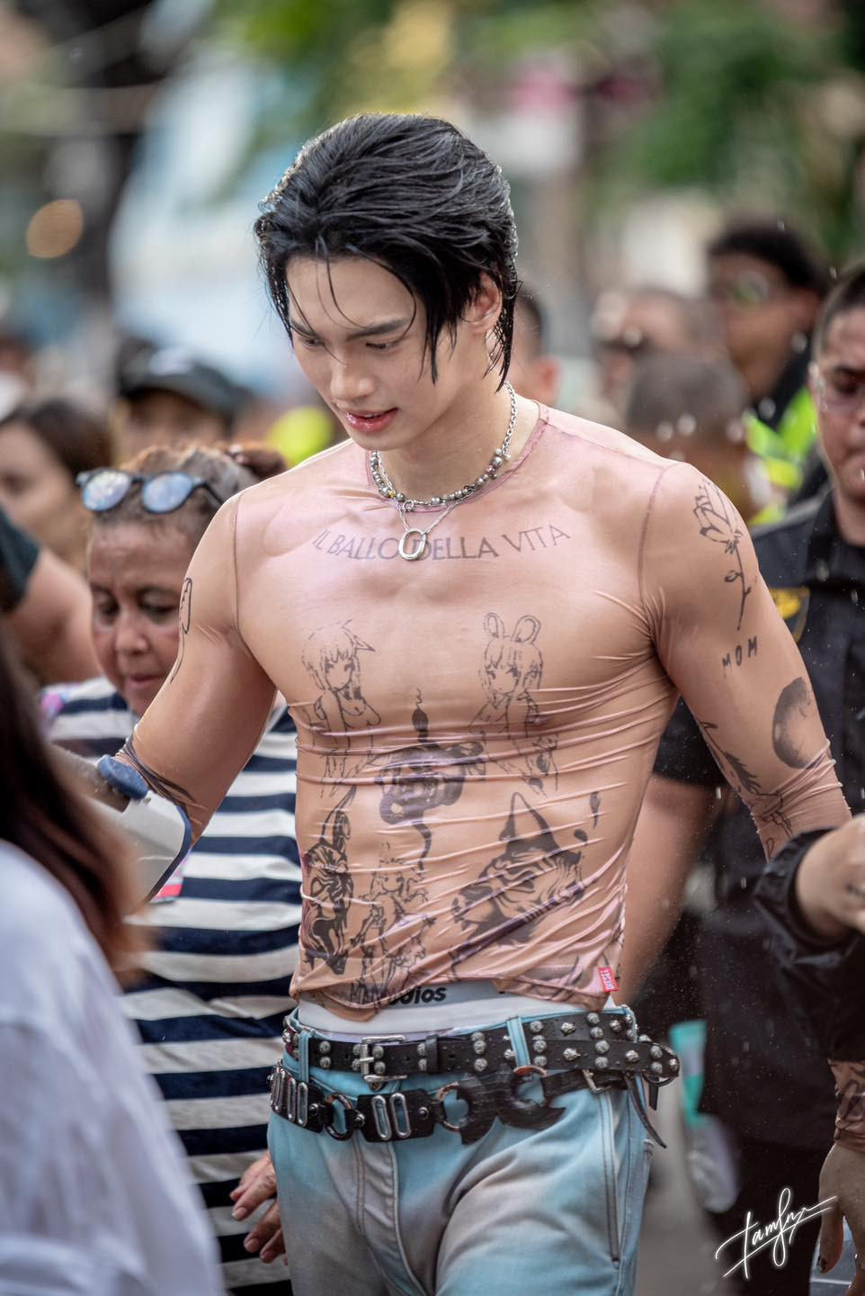 Sự kiện Songkran năm nay quy tụ hàng loạt ngôi sao hàng đầu xứ chùa vàng, nhưng không thể phủ nhận Win Metawin chính là tâm điểm của mọi ánh nhìn.