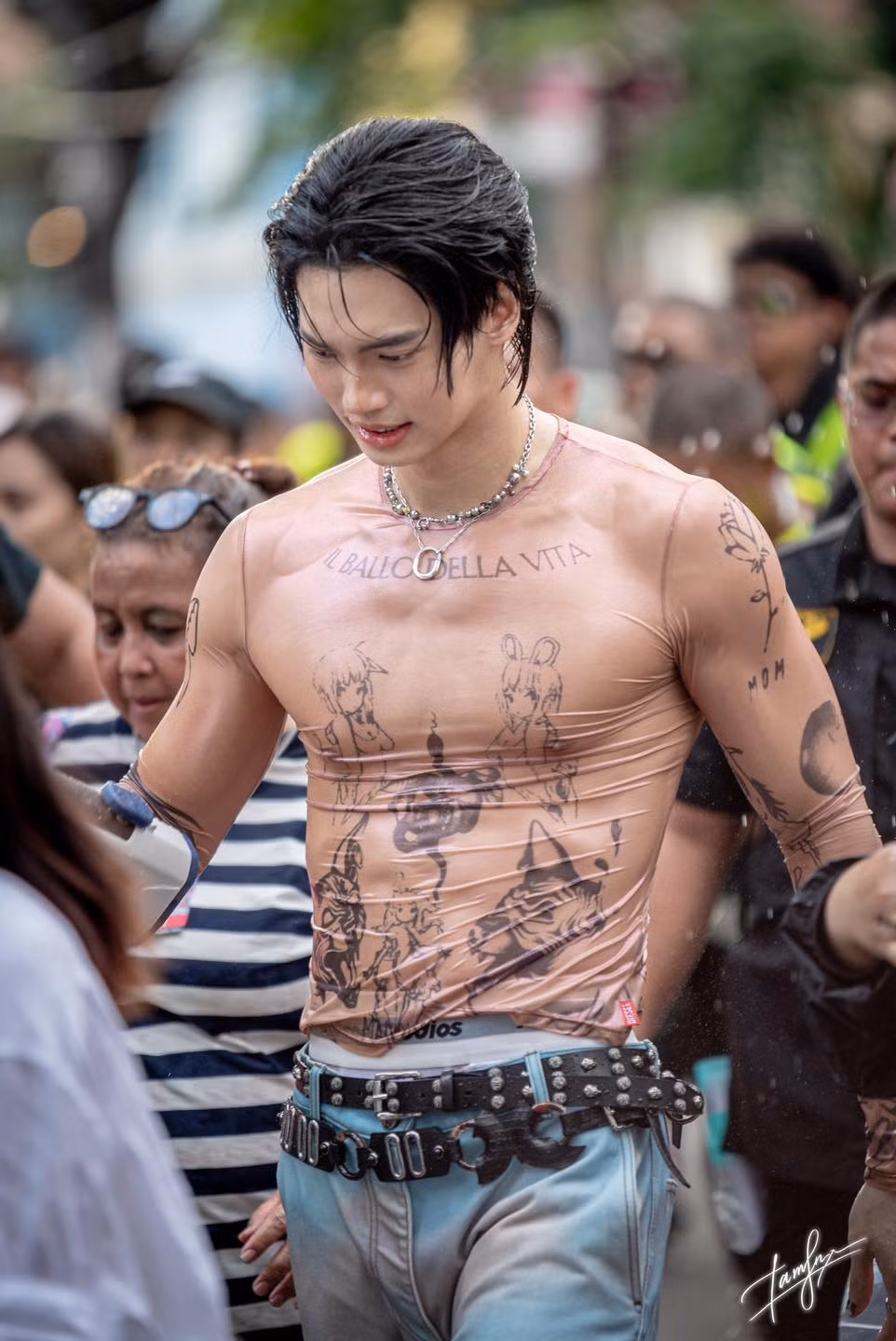 Sự kiện Songkran năm nay quy tụ hàng loạt ngôi sao hàng đầu xứ chùa vàng, nhưng không thể phủ nhận Win Metawin chính là tâm điểm của mọi ánh nhìn.