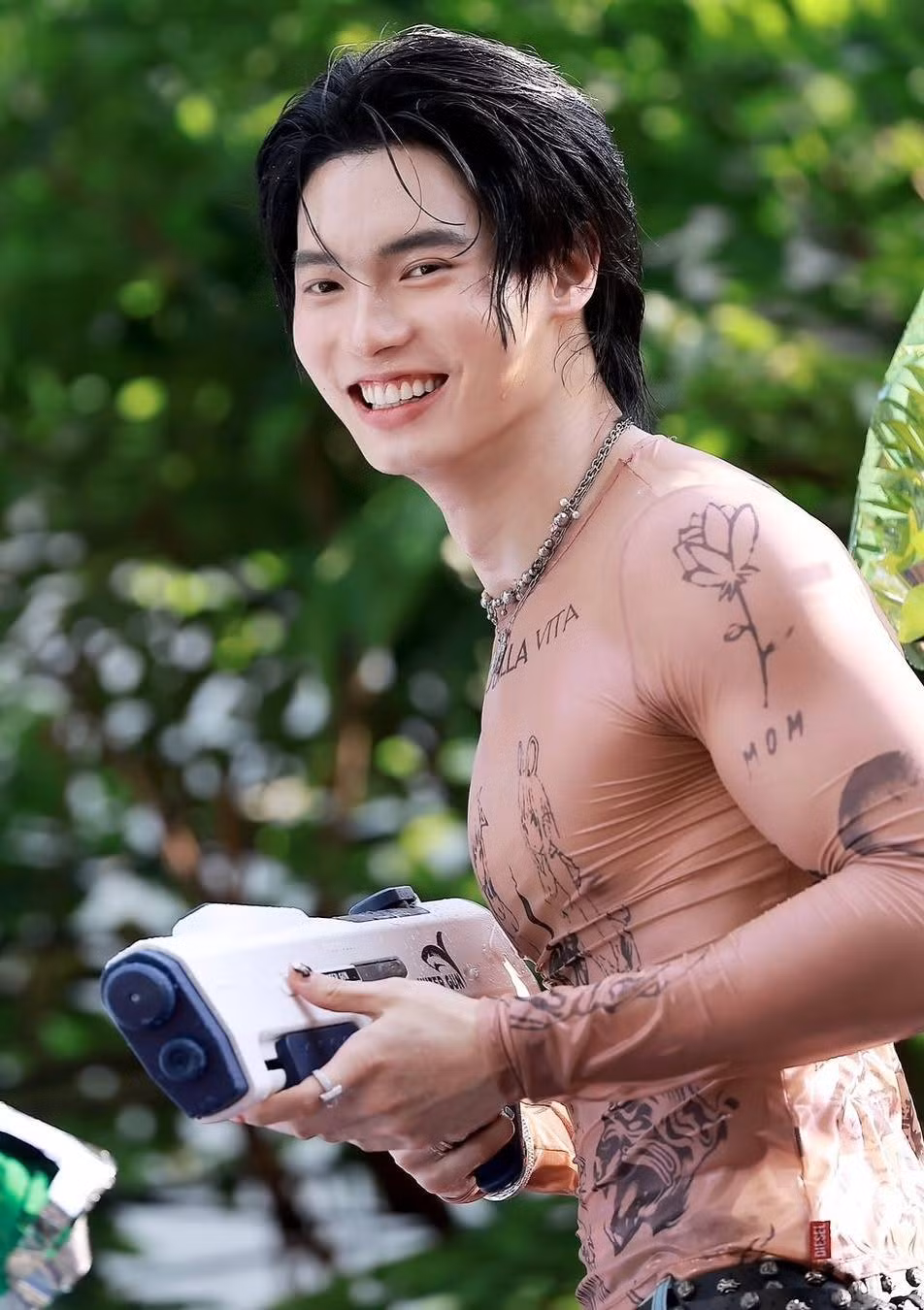 Ngoài đời, Win có gia thế ấn tượng khi anh sinh ra trong gia tộc gốc Hoa có tiếng tại Thái Lan. Bố và mẹ của Win đều là doanh nhân tài giỏi.