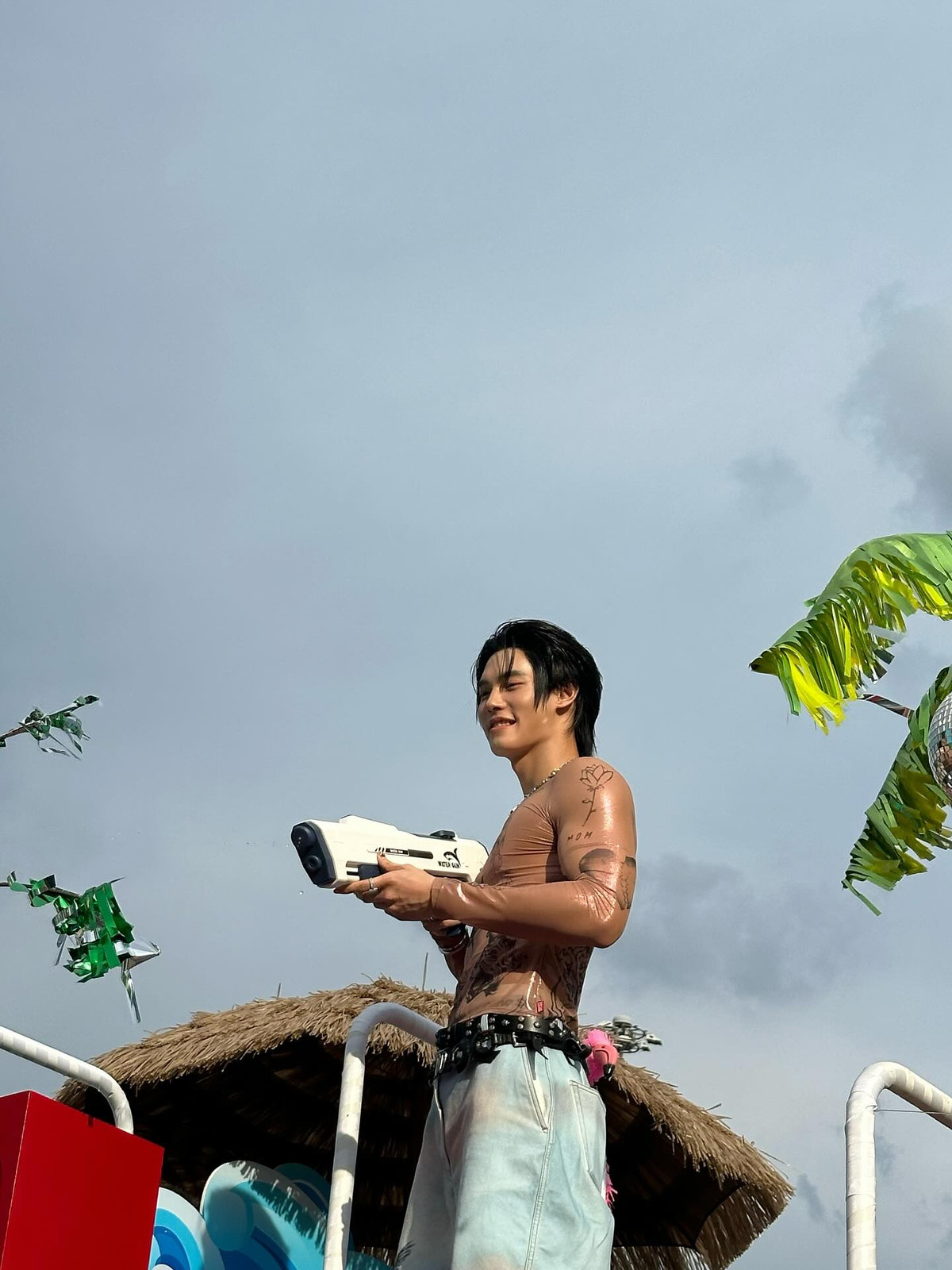 Không chỉ gây ấn tượng với ngoại hình điển trai và nụ cười ngọt ngào quen thuộc, lần này Win còn khiến dân tình “mắt chữ A miệng chữ O” bởi outfit cực cháy.