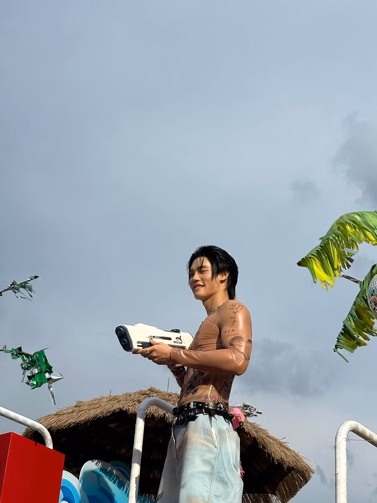 Không chỉ gây ấn tượng với ngoại hình điển trai và nụ cười ngọt ngào quen thuộc, lần này Win còn khiến dân tình “mắt chữ A miệng chữ O” bởi outfit cực cháy.