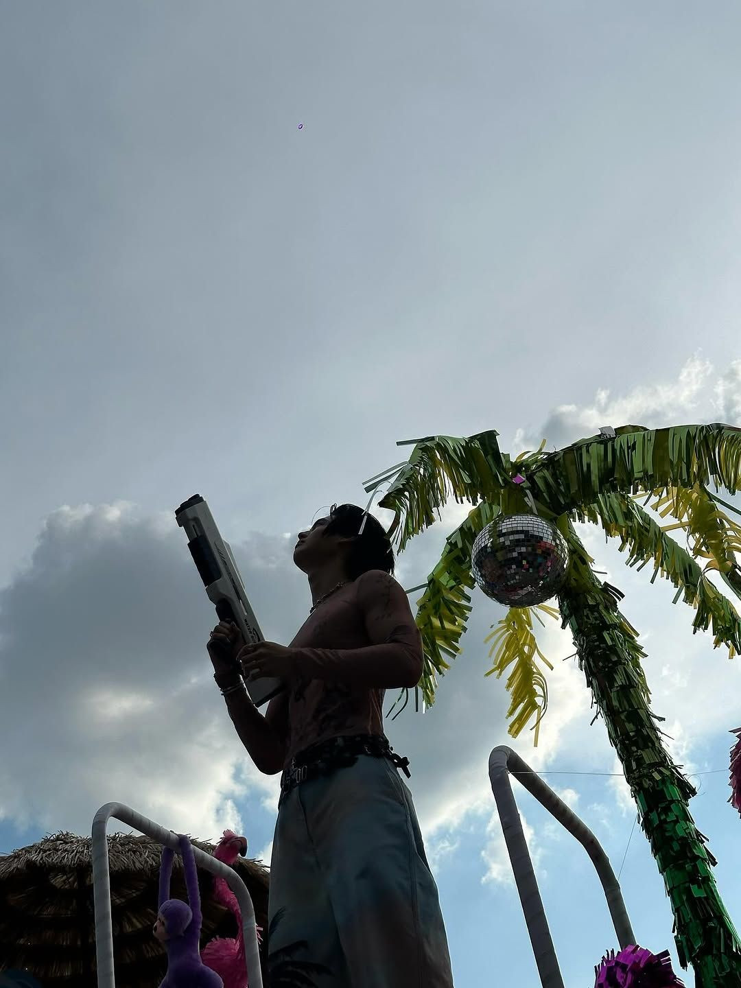 Với màn xuất hiện “bùng cháy” tại lễ hội Songkran 2025, Win một lần nữa khẳng định sức hút không thể chối từ của riêng bản thân mình, đồng thời cũng được xem là một trong những yếu tố giúp Thái Lan quảng bá hình ảnh văn hóa ra thế giới một cách tự nhiên và hiệu quả.