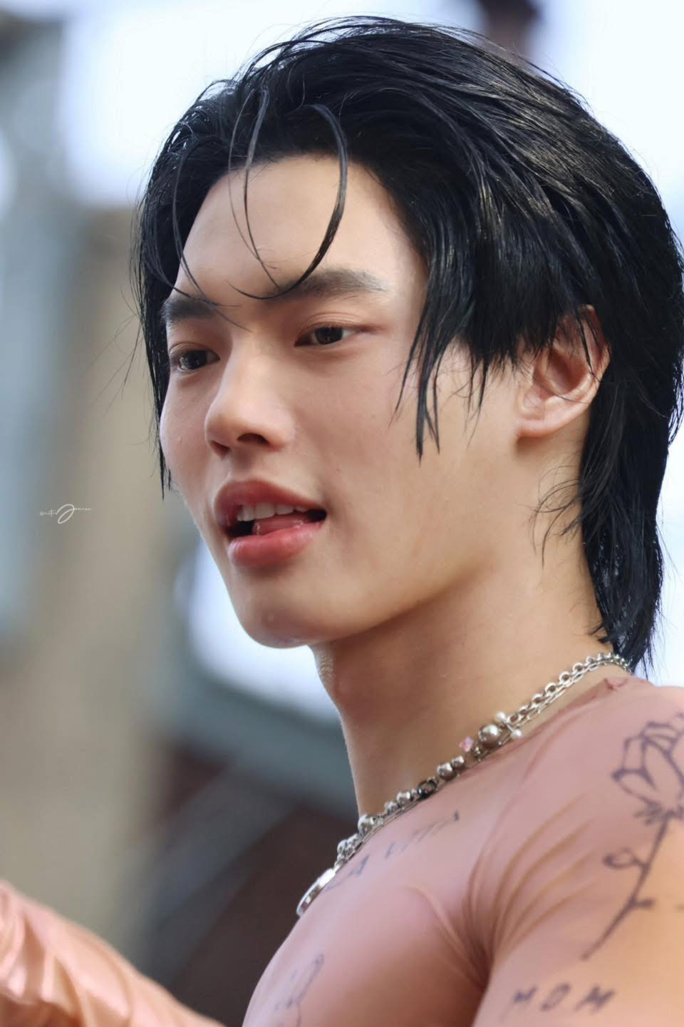 Win Metawin có thể sử dụng thông thạo tiếng Thái Lan, tiếng Anh và tiếng Trung Quốc.