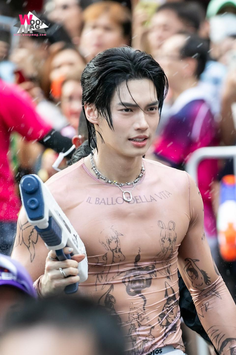 Hình ảnh anh chàng tươi cười “quẩy hết mình” dưới làn nước mát đã nhanh chóng được lan truyền khắp mạng xã hội, lọt top trending chỉ sau vài giờ.