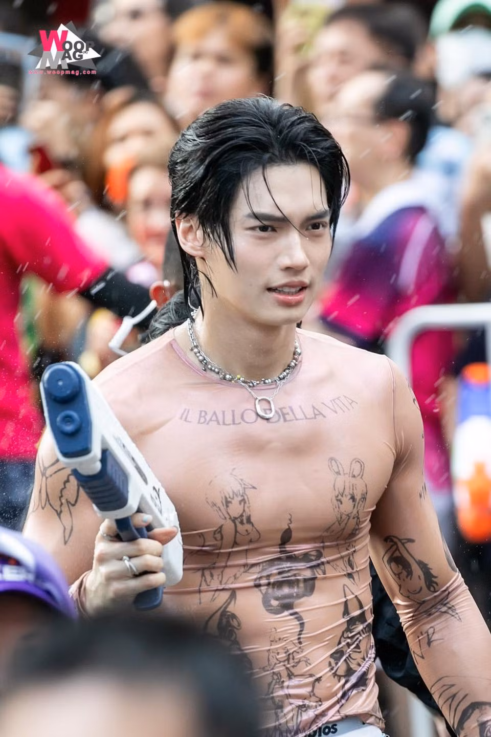 Hình ảnh anh chàng tươi cười “quẩy hết mình” dưới làn nước mát đã nhanh chóng được lan truyền khắp mạng xã hội, lọt top trending chỉ sau vài giờ.