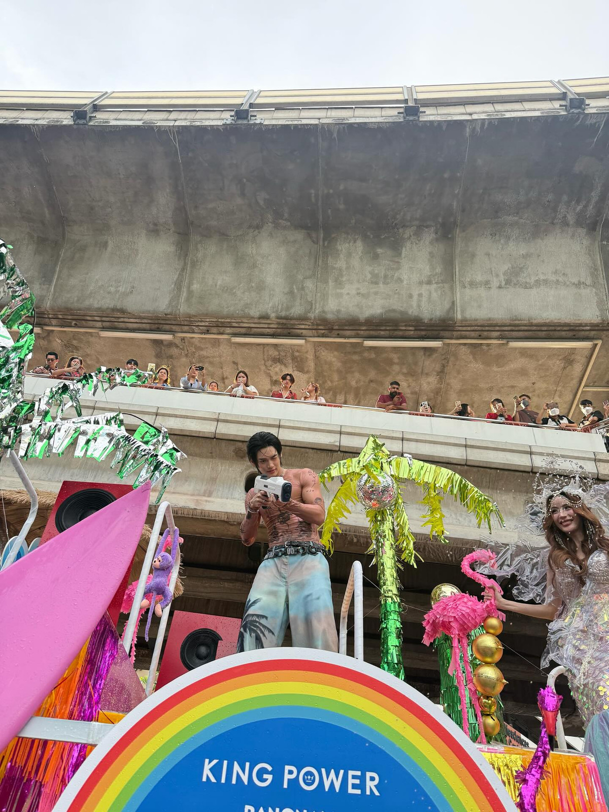 Cùng với mái tóc ướt lòa xòa, vòng cổ cá tính và quần jean rách bụi bặm, Win Metawin đã khiến fan phải thốt lên rằng: "Đây chính là hình mẫu bạn trai quốc dân phiên bản sexy nhất!"