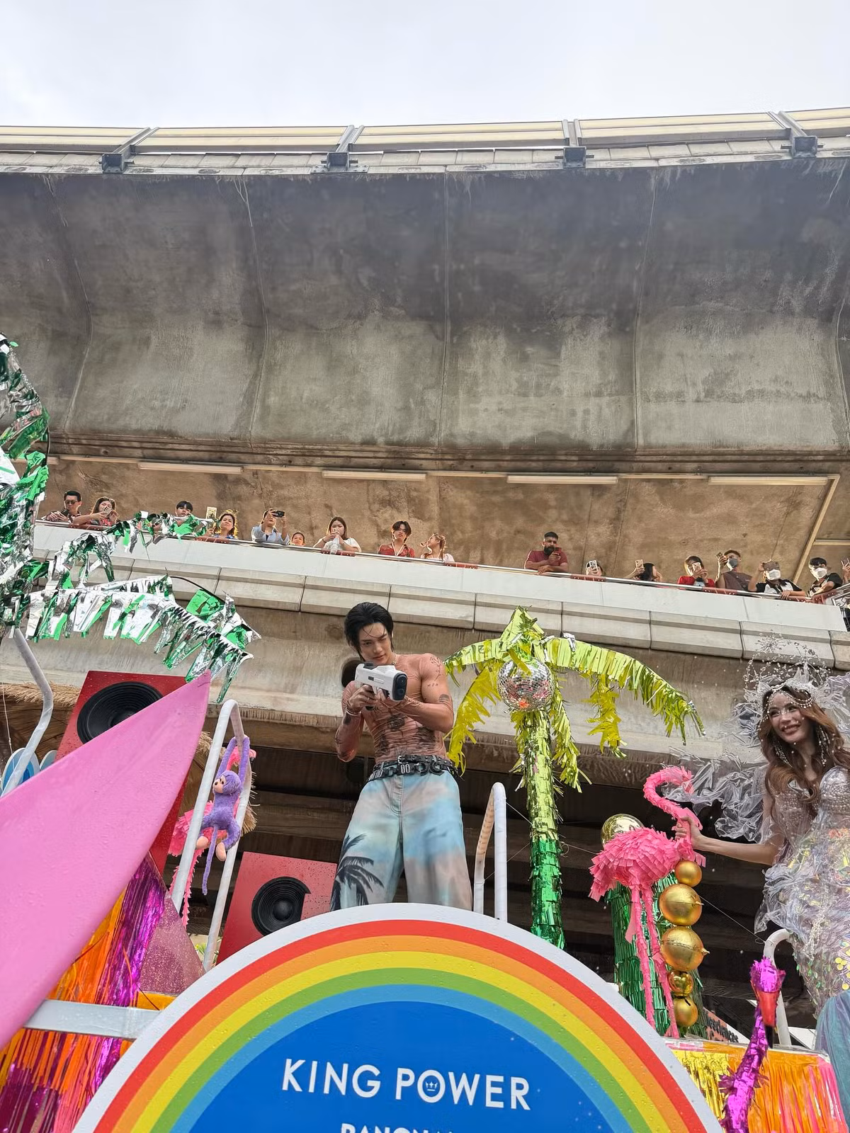 Cùng với mái tóc ướt lòa xòa, vòng cổ cá tính và quần jean rách bụi bặm, Win Metawin đã khiến fan phải thốt lên rằng: "Đây chính là hình mẫu bạn trai quốc dân phiên bản sexy nhất!"