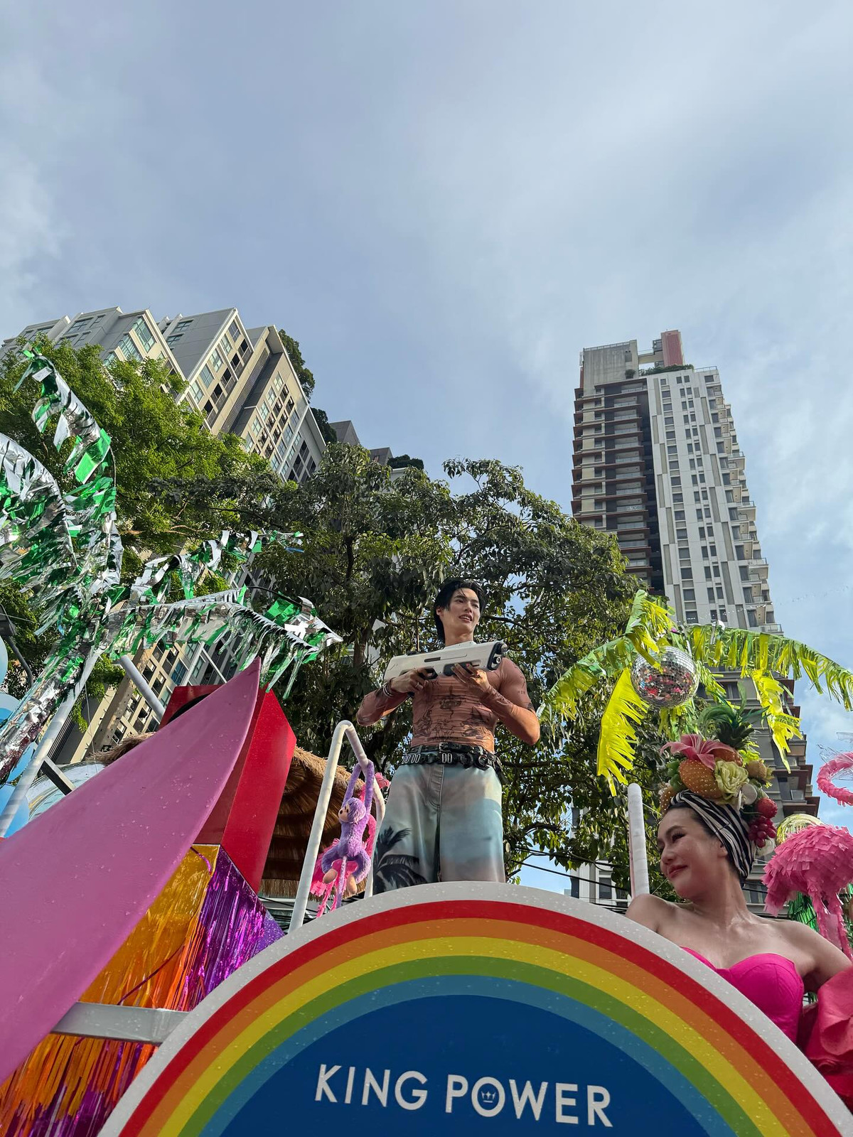 Vừa xuất hiện, Win Metawin đã khiến cả khán đài vỡ òa khi khoe body săn chắc trong chiếc áo lưới ướt sũng, phô diễn vẻ đẹp trai không góc chết cùng khí chất “bad boy” khiến bao con tim rung rinh.