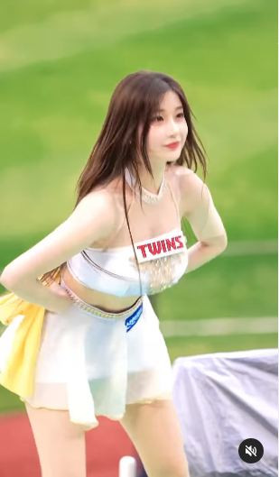 Nhiều người dùng mạng xã hội X (Twitter) lên tiếng chỉ trích: “Tại sao cần mặc như vậy để cổ vũ?”, “Trang phục này đang cố khoe quá nhiều thứ cùng lúc, nhìn quá phô”... Một dòng tweet chỉ trích thậm chí nhận được gần 18.000 lượt thích, cho thấy sức nóng của cuộc tranh luận.