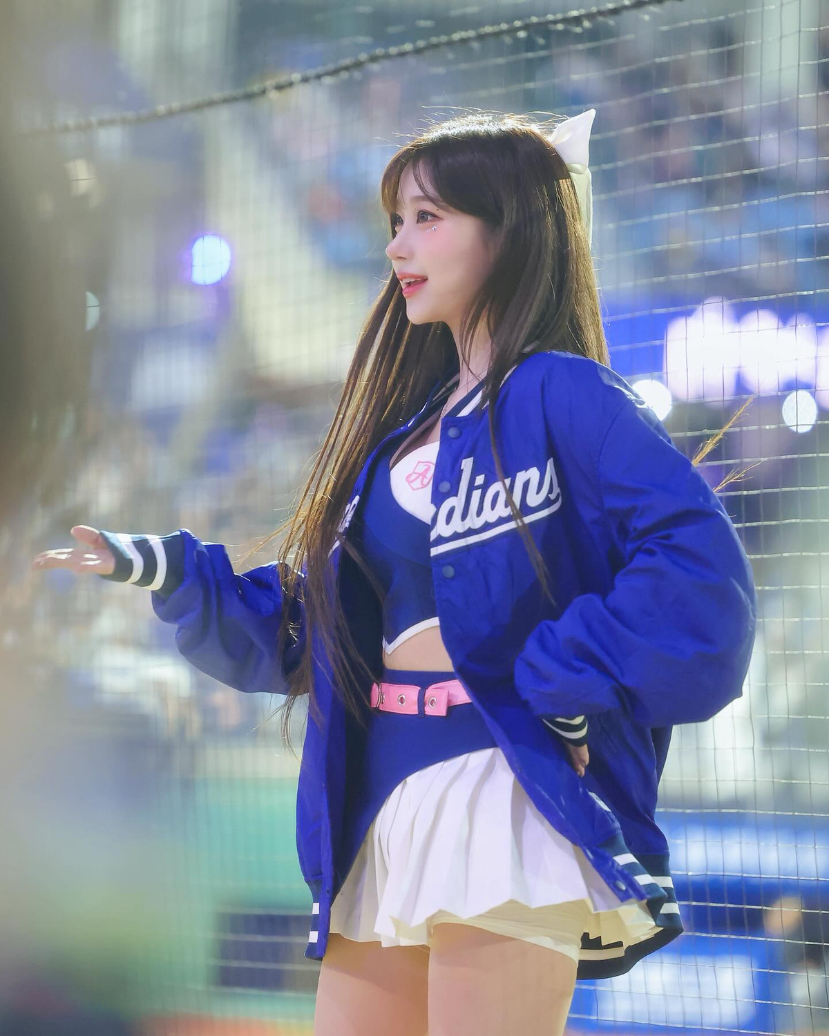 Tuy nhiên, cũng có ý kiến cho rằng phong cách của Lee Ju Eun không khác biệt nhiều so với xu hướng hiện nay, và rằng giới hoạt náo viên vốn luôn theo đuổi hình ảnh năng động, quyến rũ. Dù vậy, sự việc vẫn đang tạo nên làn sóng tranh cãi lớn, khiến dư luận Hàn Quốc đặt lại câu hỏi về ranh giới giữa “gợi cảm” và “quá đà” trong môi trường thể thao công cộng.